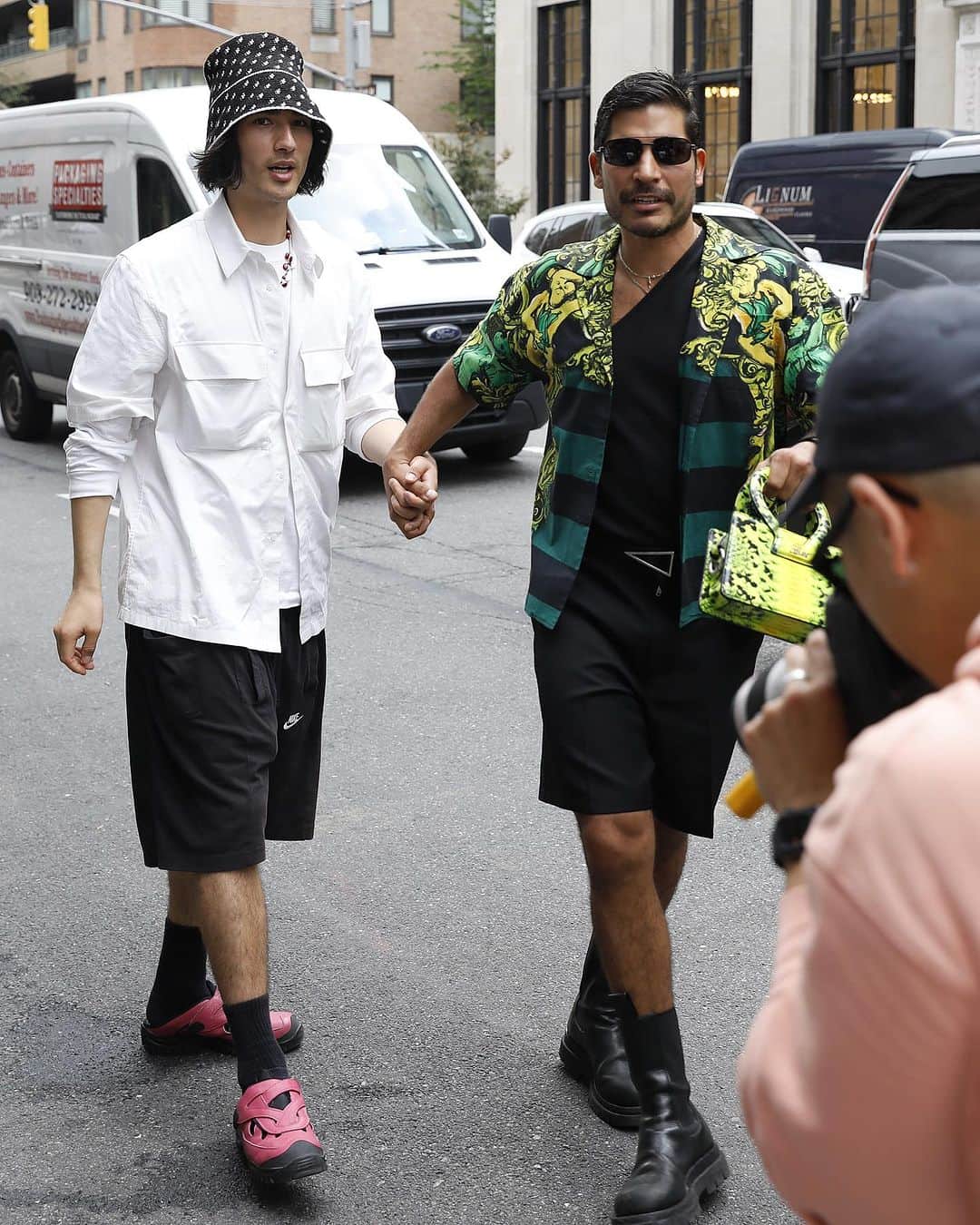 Lee Oliveiraのインスタグラム：「Upon deeper contemplation, it's truly fascinating to observe the diversity of men who have developed an affinity for the bucket hat (including myself).   Originating from the vibrant old-school hip-hop scene of the 1980s and later embraced by the Brit-pop culture of the 1990s, this iconic headwear effortlessly combines both function and fashion, giving you some shade and your outfit some zing.」