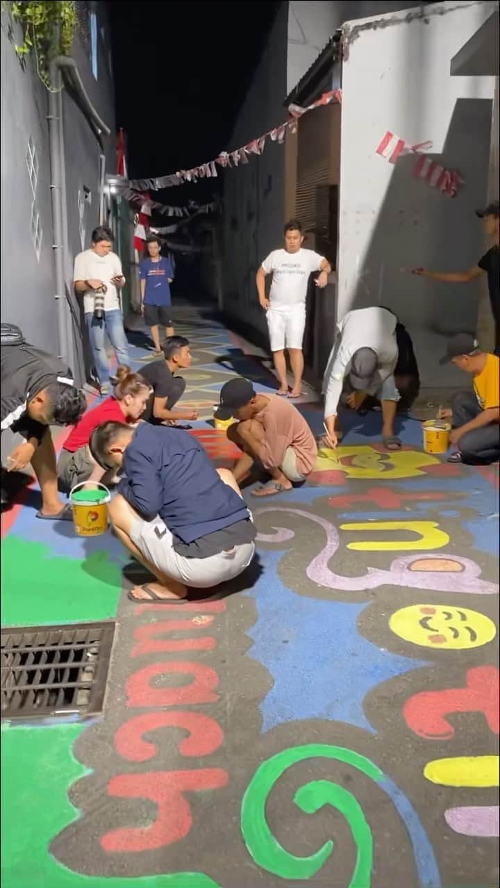 アユ・ティンティンのインスタグラム：「Kampung kite lg seru"an nih ikut lomba hias kampung antar RT warga hhaaahhaha 🎨😍😝👍🏻 bareng bocah" kite dan @paintpro.id pastinye 🥰😁 doain ye smg bisa menang kite hhehehe」