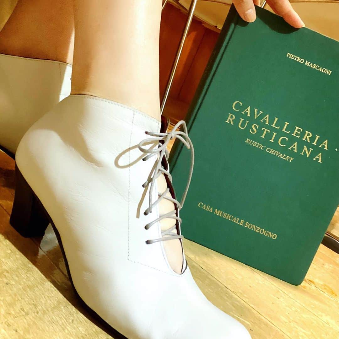 鳥木弥生さんのインスタグラム写真 - (鳥木弥生Instagram)「#カヴァレリアルスティカーナ 今年二度目、人生二度目のローラの靴がこちら。#二天一流総本舗 様ご提供の、素敵な靴です。２枚目は皆の普段の靴ですが...なんだか、リアル・カヴァレリア世代というか？... ちょっと嫌な感じがするくらい、ストーリーにしっくりくるキャストが揃っております。 どうぞ目を背けに...いえ、じっくりと観察しにいらしてくださいませ。 チャンスは9/8、9/9、9/10と、3日間もあります！！ チケットはぜひお早めにご用命ください🎫」8月28日 21時09分 - yayoitoriki