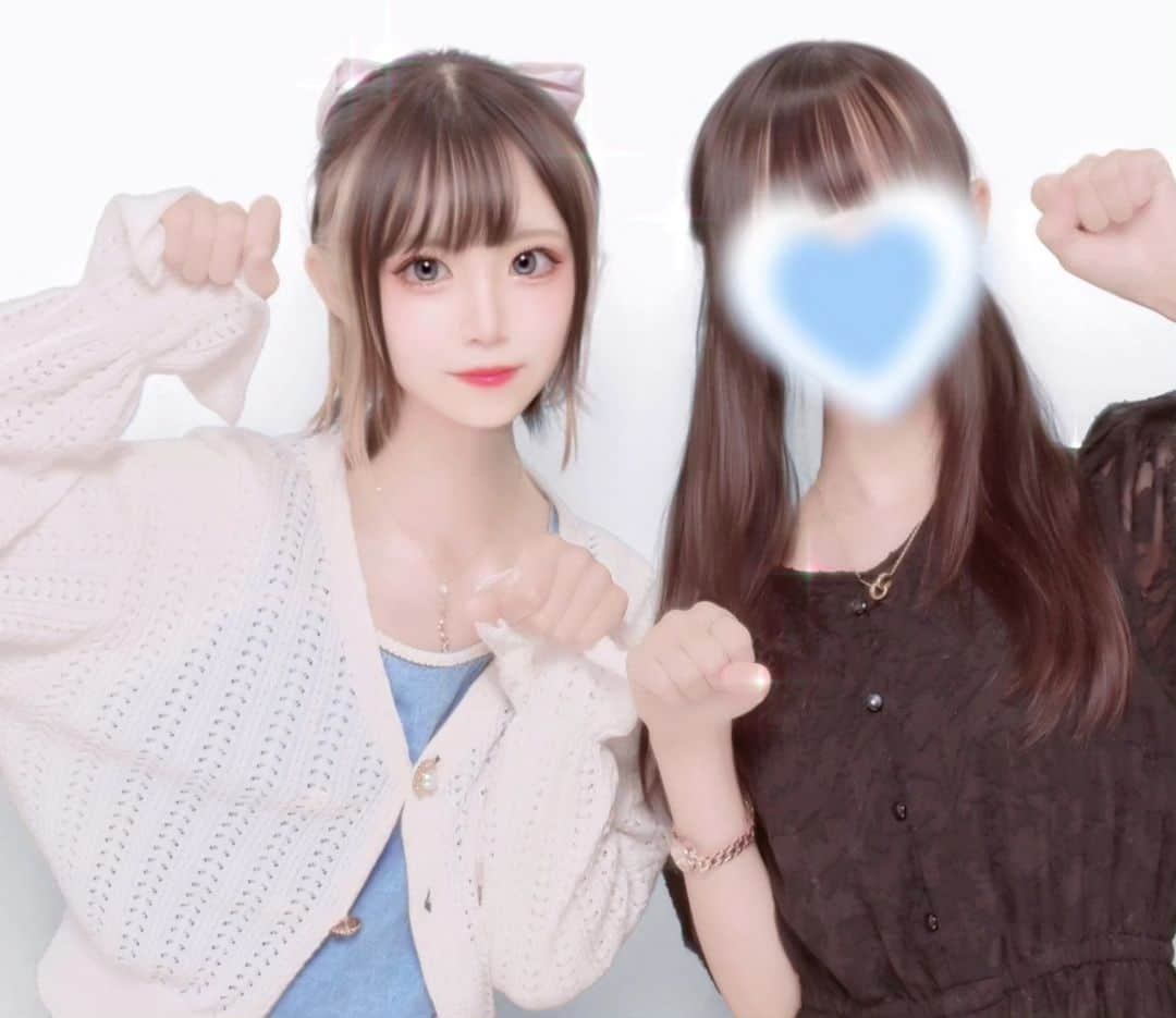 香月結衣のインスタグラム：「👉🏻💗 ̖́-⁡ ⁡⁡ ⁡かんっわいい幼なじみとデートして来たよ〜❕🫧 ⁡褒めろと言われたら何時間でも褒めれると思うまじ˙ ᗜ ˙⁡⁡ ⁡⁡ ⁡※現実とは異なります…に決まってんだろーが！！！！ ⁡⁡ ⁡ #プリクラ落書き  #プリクラ  #プリクラポーズ  #猫ポーズ  #にゃんにゃん  #ルートミー  #ぷりくら  #ぷりんと倶楽部  #サンリオピューロランド  #モデル  #model  #インナーカラー」