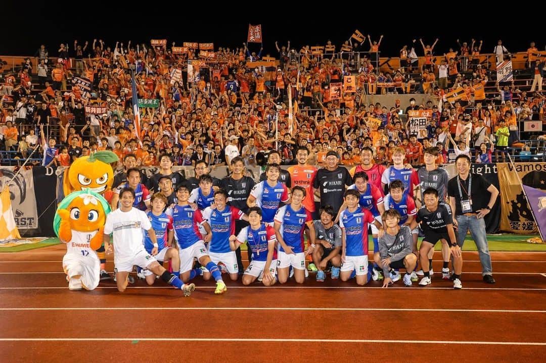 深堀隼平のインスタグラム：「応援ありがとうございました⚪️🔵🔴みんなでもっと突き抜けていこー！！  #夏ユニ #トリコロール #ehimefc #11」