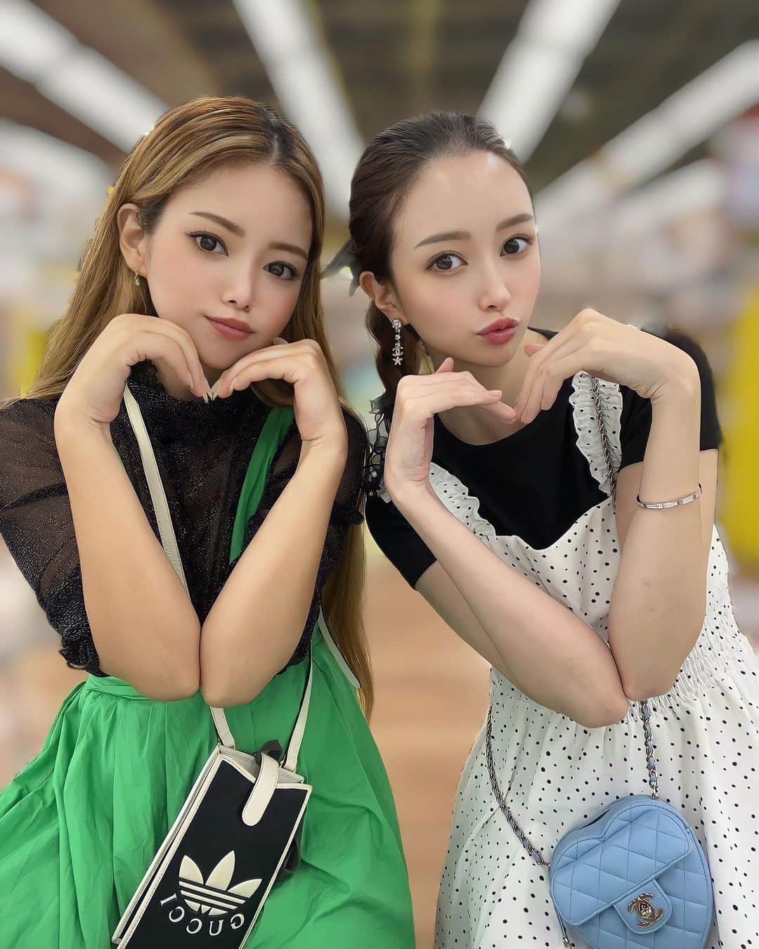 小川真葵のインスタグラム：「めみちゃんとランチ🫶💕 仕事のモチベーションどころか 人生のモチベーションを 上げてくれる魔法使い🪄💕  何このポーズ！？とか言いながら 2人して顔キメッキメ🤣ww  #setsalonclear #memi ちゃん #stylist #魔法使い」