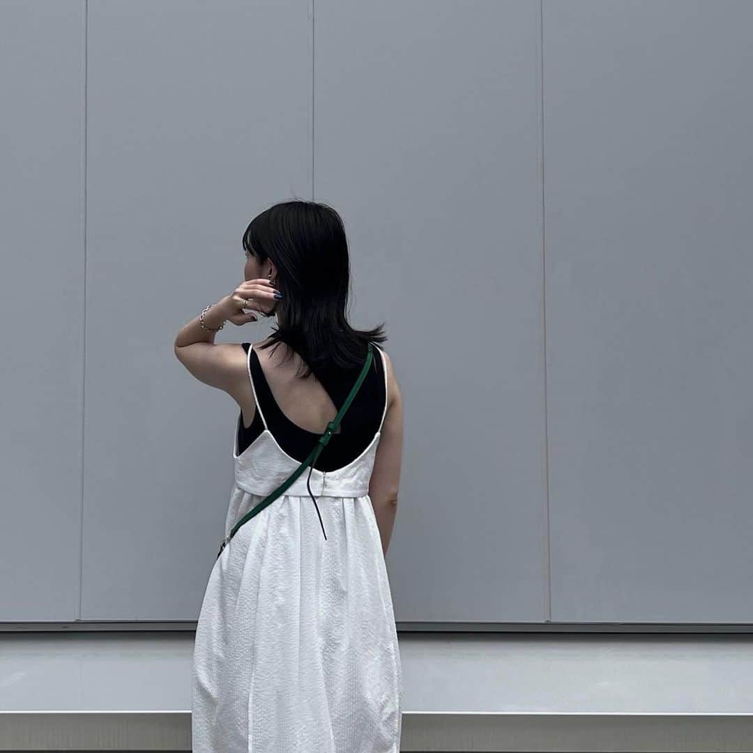 宮上葵さんのインスタグラム写真 - (宮上葵Instagram)「. モードに着れる白ワンピ🤍 インナーも @miesrohe_ 🖤  #miesrohe」8月28日 21時11分 - __aoimon
