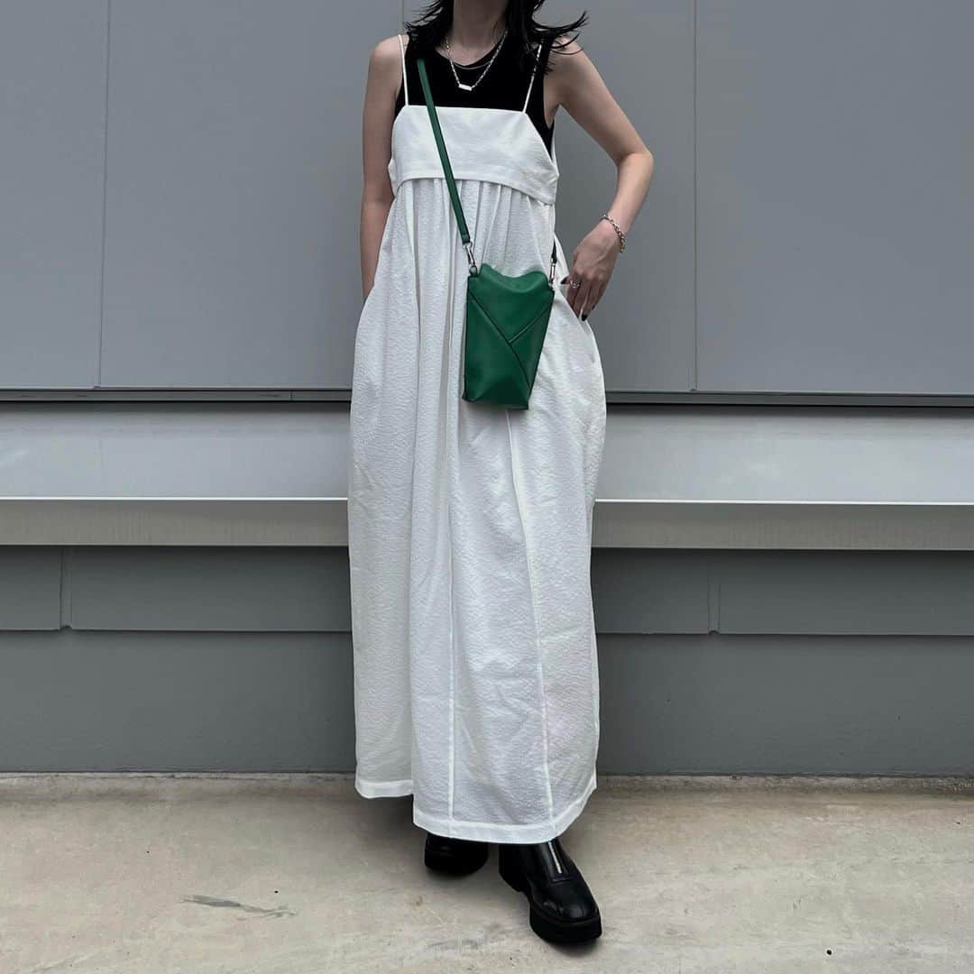 宮上葵のインスタグラム：「. モードに着れる白ワンピ🤍 インナーも @miesrohe_ 🖤  #miesrohe」