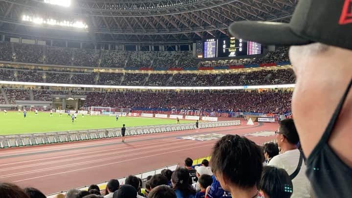 大岡源一郎のインスタグラム：「先日、初めてのサッカー観戦へ行きました。興奮しました。 . #みんな足がちょっ速(ぱや) #FC東京 #ヴィッセル神戸」