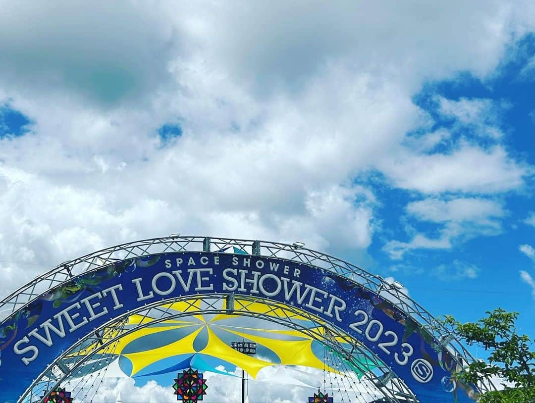 相坂優歌のインスタグラム：「. . SPACE SHOWER SWEET LOVE SHOWER 🚿💗🚿  観に行かせてもらえた🎶  弊社スタッフさんたちとあっちこっち移動しまくって色んなアーティストさんのパフォーマンスを浴びさせていただいた  フェスはじめて行けた良かった 首肩まわり焼けた〜 夏ぅ」