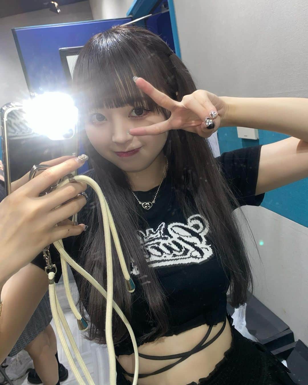 のインスタグラム：「ばってんになってるのかわい  #OOTD #鏡 #ロングヘア」