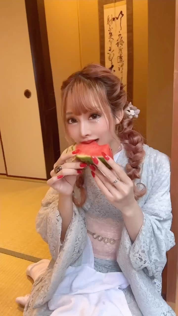 らむめろのインスタグラム：「🏯 ⁡ 京都女子旅楽しすぎた🙈 ⁡ 今回泊まった宿は 一棟貸切の京町家宿🏘 ２１棟あるなか泊まったのは 香柏 金閣・禄(@kouhaku2018)🪭 ⁡ 京都の閑静な住宅地に佇んでて 風情がある素敵な宿𓂃𓈒𓏸 ⁡ 広くて綺麗で畳のお部屋で 檜風呂付き🛁 まさに和。日本最高ってなる🇯🇵 ⁡ 他の棟も見学したんやけど 絵から小物からこだわりがすごくて どの宿も素敵すぎたよ😌 ⁡ 家族や友達、カップル等で 京都に旅行する機会があれば 是非香柏に宿泊してみてね🫶🏻️ ⁡ 紅葉の時期は埋まってしまうかも しれへんから早めに予約するといいかも🍁 ⁡ 👘➤@kyo_sakura  @kimono_kanazawa_yui   ⁡ ⁡ #京都 #着物 #夏着物 #着物レンタル #着物女子 #着物ヘア #女子旅 #女子旅行 #一棟貸切 #檜風呂 #kyoto #kyototravel #kyototrip #kyotojapan #kimono #kimonogirl」
