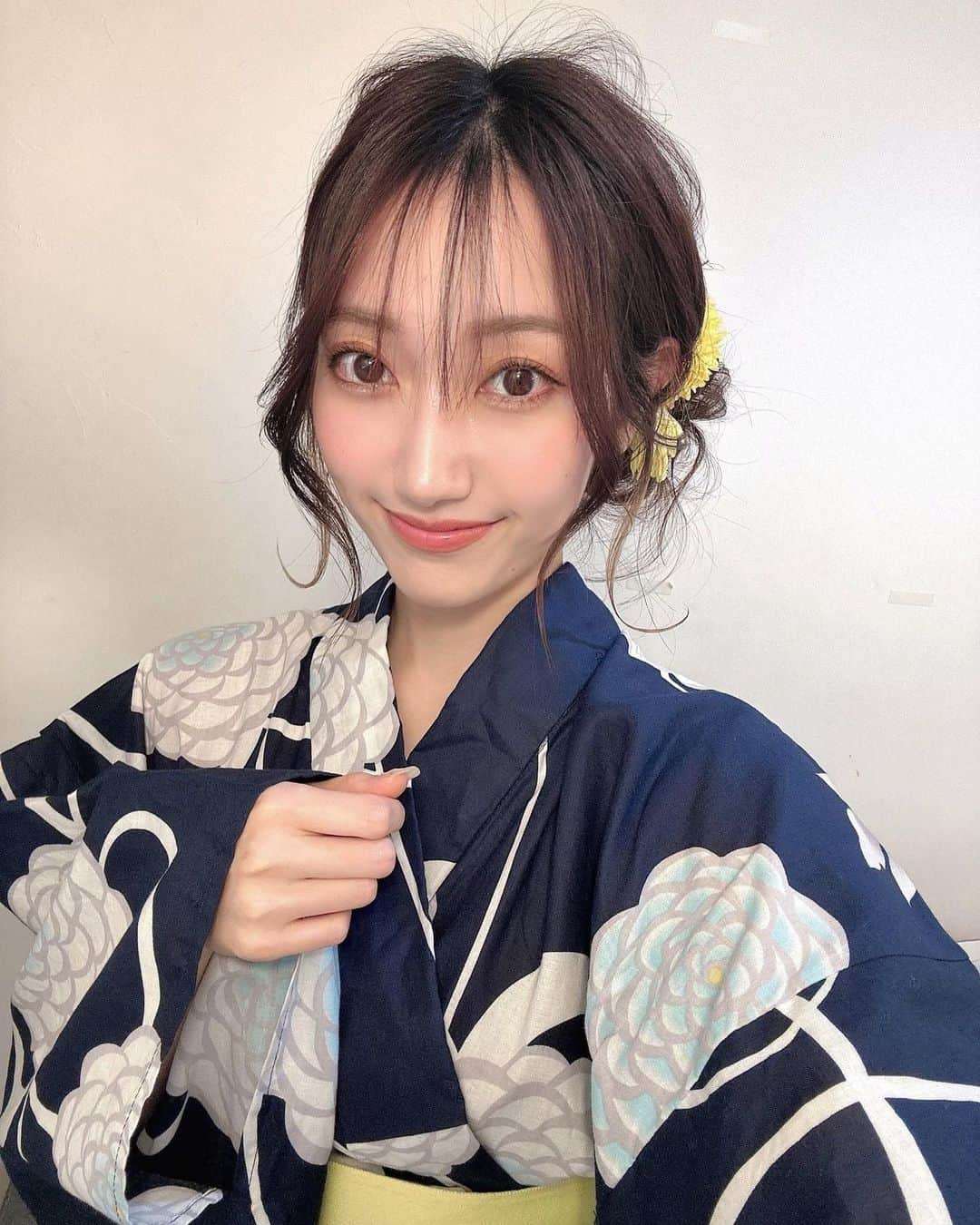 東海林里咲さんのインスタグラム写真 - (東海林里咲Instagram)「. .  今年の夏やりたい事 ほぼ出来た気がします🎐  浴衣は着てなかったけど なんとかギリギリ着れました🦋𓂃 𓈒𓏸◌‬  まつげは @the.salon.beauty  で プランプラッシュアップリフト上下 いつも素敵に仕上げてくれます🍒 今回もこまりさん @komari_eye  私のインスタを見た事を 伝えて頂くと初回10% OFF *॰ॱ  . .  浴衣は反転してますが 右前で着付けしてます。」8月28日 21時15分 - risaaa_0411