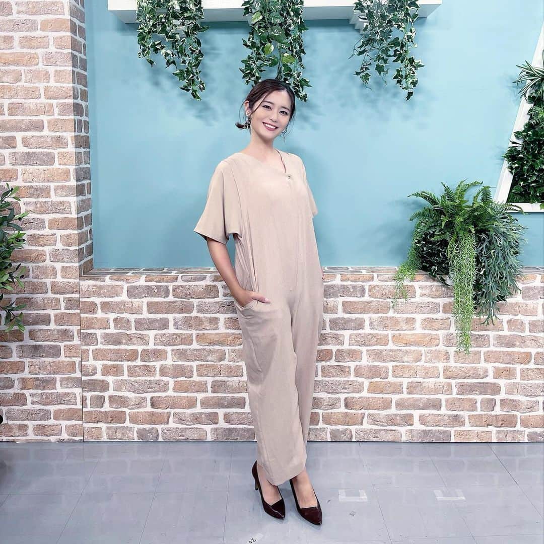 川満アンリのインスタグラム：「サロペット×ツインテール。 大人がやっちゃダメって決まりはない！w 似合うとか似合わないとか、誰がきめたんだー！好きなものでいくぞぅー♡・・・という、私の性格にぴったりな組み合わせです。 大人がやるなら、ツインテールはセンター寄りで、小物を活用してアレンジ（今回はシルバーのヘアアクセ）です。 ヘアアレンジは @waltz_shuya @waltz_hair_design  衣装スタイリストさんは @ajicoasami さん 衣装提供は @zurisol_okinawa さんです。 今週のキャッチーもよろしくお願いします♡」