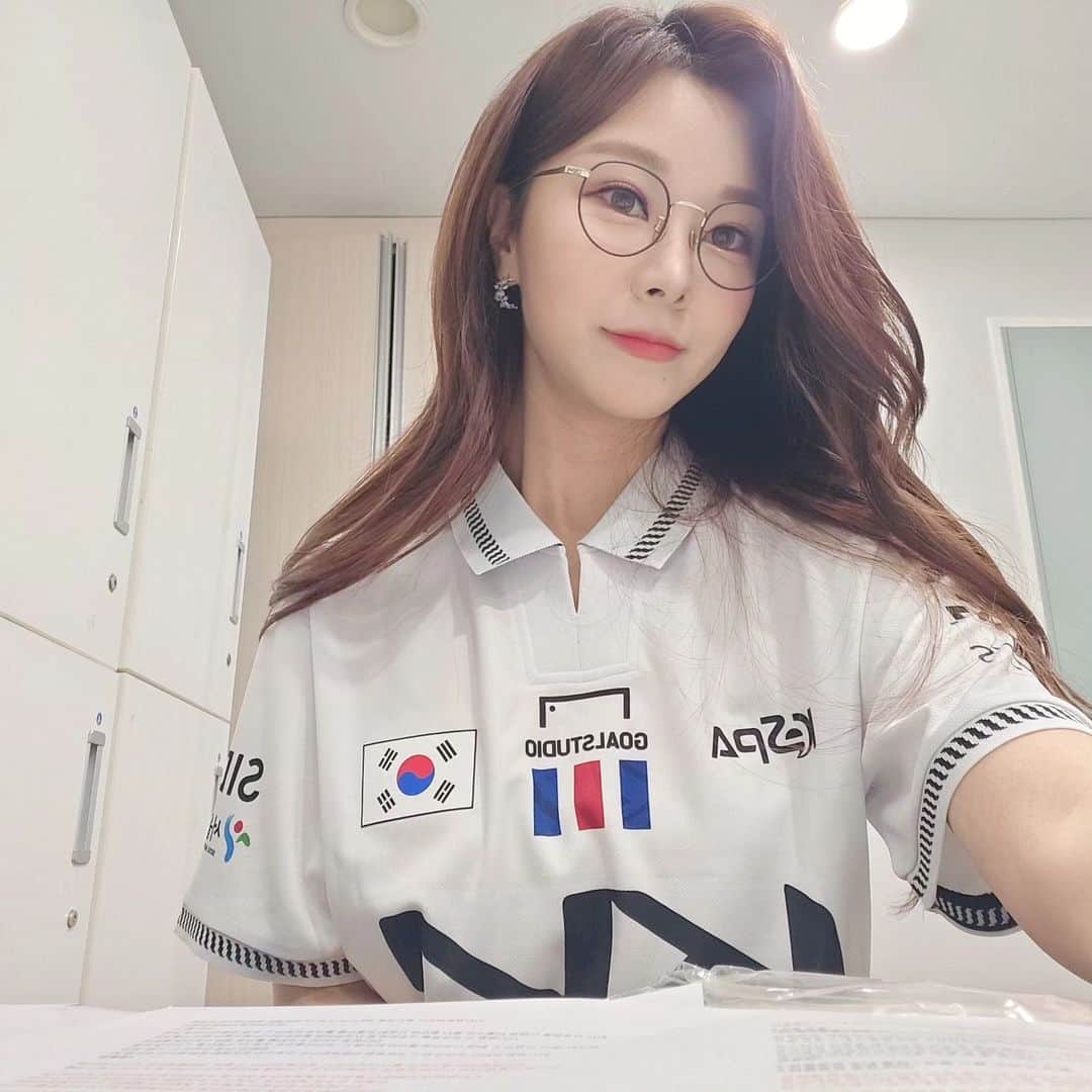 キム・スヒョンのインスタグラム：「함께 할 수 있어 영광이었던 2023 항저우 아시안게임 e스포츠 국가대표 출정식👍🏻  2018 자카르타 팔렘방 아시안게임때 시범종목으로 소개 할 수 있었던 이스포츠 종목이 이제 정식 종목이 되다니 정말 기쁩니다👏🏻👏🏻👏🏻  전용준 캐스터님과 함께 우리 국가대표 선수단분들을 직접 소개 할 수 있어 더욱 감사했습니다!  아시안게임에서 좋은 컨디션으로 만족스러운 결과 얻으시길 응원하고 기원할게요!😊 화이팅!!!」