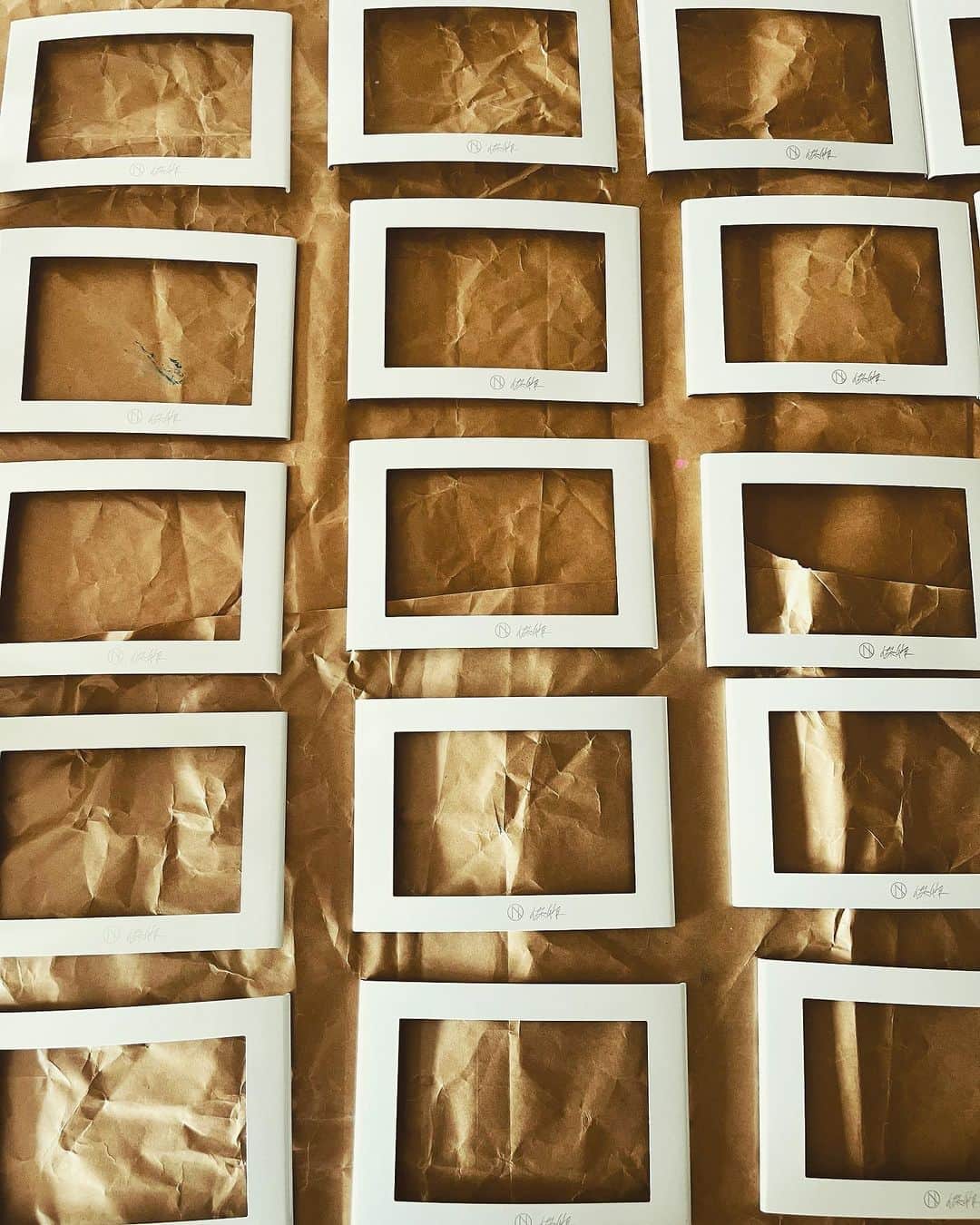 のインスタグラム：「【傑作フォトフレーム】の作り方を アトリエ日記に公開しました📚✨  一点モノのグッズ作りは 地味〜な作業だけど ものすごーーーくたのしいです！  こういう、 お部屋でちまちまと 想いを込めて作ったものが 誰かのお部屋に届くのだと思うと わくわくぞくぞくします。  あなたの日々に灯りが灯ることを心から願って💓  #新津由衣 #一点一点作ります #ゆいのアトリエ #傑作コレクション」