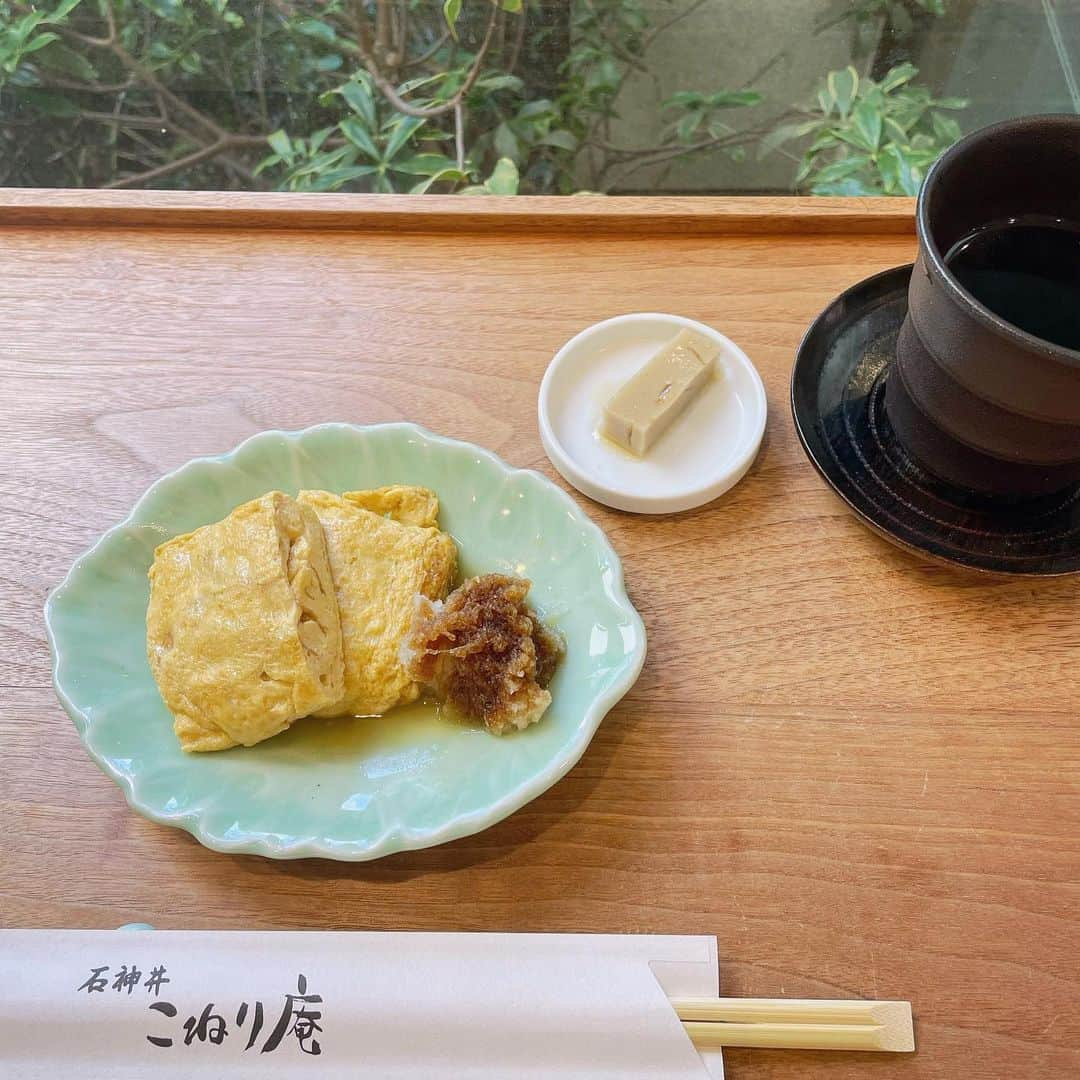 芝彰子さんのインスタグラム写真 - (芝彰子Instagram)「🥢  伺ったのは、石神井にある『こねり庵』  十割蕎麦が人気。でも十割蕎麦は人気なので、 時間によっては売り切れ御免。  この日も残念ながら十割は売り切れ。 でももう一つ狙っていた、田舎そばに。  私はお蕎麦屋さんで必ず頼むのが【だし巻き】 小さい頃からだし巻きが大好きで、 お蕎麦屋さんのだし巻きこそ違いがあるから。  どんと大きめポーションのこちらは 見るからにお出汁がたっぷり。 お箸を入れるとじゅわっと、 大根おろしを乗せるともうたまらない。 甘さ控えめで柔らかく、いつの間にかぺろり。  本命の【田舎そば】 持ち上げただけで十割さながらの伝わる強さ 風味はもちろん、太さとしっかりとした噛みごたえ。 お汁に絡んでよく合う。  思わず、「あ〜、おいしい。好き」  噛みごたえありながら、あっという間に残りわずか。 持ち上げる度「あと少し…」って名残惜しくなる。  美味しく頂いて、〆のそば湯でfinish  .  あー美味しかった！ お腹いっぱい。次は何処に行こう、、、♪  . . 🥢series  #soba #japanesefood #tokyosoba #石神井 #こねり庵  #蕎麦巡り #蕎麦好き #蕎麦スタグラム #日本の夏 #十割蕎麦 #田舎そば #石神井グルメ #東京グルメ」8月28日 21時17分 - akiaki1221