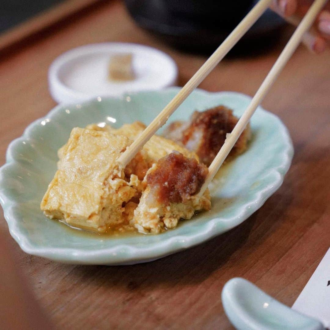 芝彰子さんのインスタグラム写真 - (芝彰子Instagram)「🥢  伺ったのは、石神井にある『こねり庵』  十割蕎麦が人気。でも十割蕎麦は人気なので、 時間によっては売り切れ御免。  この日も残念ながら十割は売り切れ。 でももう一つ狙っていた、田舎そばに。  私はお蕎麦屋さんで必ず頼むのが【だし巻き】 小さい頃からだし巻きが大好きで、 お蕎麦屋さんのだし巻きこそ違いがあるから。  どんと大きめポーションのこちらは 見るからにお出汁がたっぷり。 お箸を入れるとじゅわっと、 大根おろしを乗せるともうたまらない。 甘さ控えめで柔らかく、いつの間にかぺろり。  本命の【田舎そば】 持ち上げただけで十割さながらの伝わる強さ 風味はもちろん、太さとしっかりとした噛みごたえ。 お汁に絡んでよく合う。  思わず、「あ〜、おいしい。好き」  噛みごたえありながら、あっという間に残りわずか。 持ち上げる度「あと少し…」って名残惜しくなる。  美味しく頂いて、〆のそば湯でfinish  .  あー美味しかった！ お腹いっぱい。次は何処に行こう、、、♪  . . 🥢series  #soba #japanesefood #tokyosoba #石神井 #こねり庵  #蕎麦巡り #蕎麦好き #蕎麦スタグラム #日本の夏 #十割蕎麦 #田舎そば #石神井グルメ #東京グルメ」8月28日 21時17分 - akiaki1221