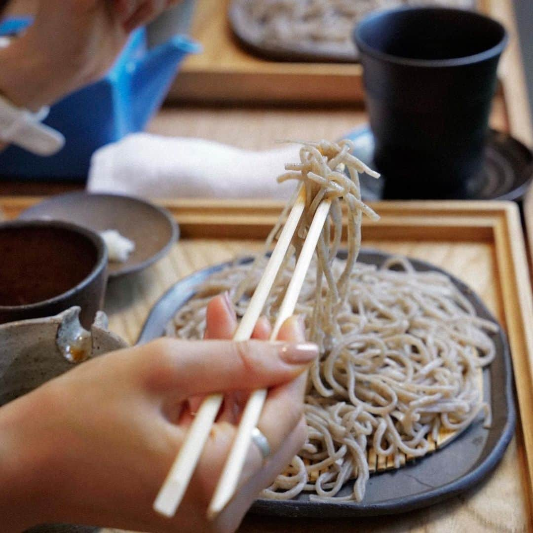 芝彰子さんのインスタグラム写真 - (芝彰子Instagram)「🥢  伺ったのは、石神井にある『こねり庵』  十割蕎麦が人気。でも十割蕎麦は人気なので、 時間によっては売り切れ御免。  この日も残念ながら十割は売り切れ。 でももう一つ狙っていた、田舎そばに。  私はお蕎麦屋さんで必ず頼むのが【だし巻き】 小さい頃からだし巻きが大好きで、 お蕎麦屋さんのだし巻きこそ違いがあるから。  どんと大きめポーションのこちらは 見るからにお出汁がたっぷり。 お箸を入れるとじゅわっと、 大根おろしを乗せるともうたまらない。 甘さ控えめで柔らかく、いつの間にかぺろり。  本命の【田舎そば】 持ち上げただけで十割さながらの伝わる強さ 風味はもちろん、太さとしっかりとした噛みごたえ。 お汁に絡んでよく合う。  思わず、「あ〜、おいしい。好き」  噛みごたえありながら、あっという間に残りわずか。 持ち上げる度「あと少し…」って名残惜しくなる。  美味しく頂いて、〆のそば湯でfinish  .  あー美味しかった！ お腹いっぱい。次は何処に行こう、、、♪  . . 🥢series  #soba #japanesefood #tokyosoba #石神井 #こねり庵  #蕎麦巡り #蕎麦好き #蕎麦スタグラム #日本の夏 #十割蕎麦 #田舎そば #石神井グルメ #東京グルメ」8月28日 21時17分 - akiaki1221