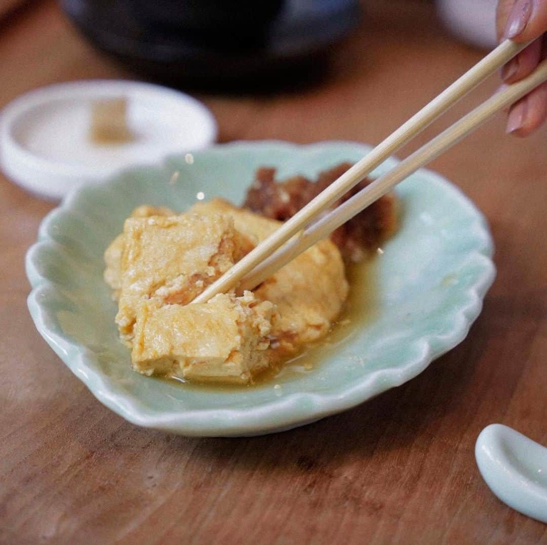 芝彰子さんのインスタグラム写真 - (芝彰子Instagram)「🥢  伺ったのは、石神井にある『こねり庵』  十割蕎麦が人気。でも十割蕎麦は人気なので、 時間によっては売り切れ御免。  この日も残念ながら十割は売り切れ。 でももう一つ狙っていた、田舎そばに。  私はお蕎麦屋さんで必ず頼むのが【だし巻き】 小さい頃からだし巻きが大好きで、 お蕎麦屋さんのだし巻きこそ違いがあるから。  どんと大きめポーションのこちらは 見るからにお出汁がたっぷり。 お箸を入れるとじゅわっと、 大根おろしを乗せるともうたまらない。 甘さ控えめで柔らかく、いつの間にかぺろり。  本命の【田舎そば】 持ち上げただけで十割さながらの伝わる強さ 風味はもちろん、太さとしっかりとした噛みごたえ。 お汁に絡んでよく合う。  思わず、「あ〜、おいしい。好き」  噛みごたえありながら、あっという間に残りわずか。 持ち上げる度「あと少し…」って名残惜しくなる。  美味しく頂いて、〆のそば湯でfinish  .  あー美味しかった！ お腹いっぱい。次は何処に行こう、、、♪  . . 🥢series  #soba #japanesefood #tokyosoba #石神井 #こねり庵  #蕎麦巡り #蕎麦好き #蕎麦スタグラム #日本の夏 #十割蕎麦 #田舎そば #石神井グルメ #東京グルメ」8月28日 21時17分 - akiaki1221