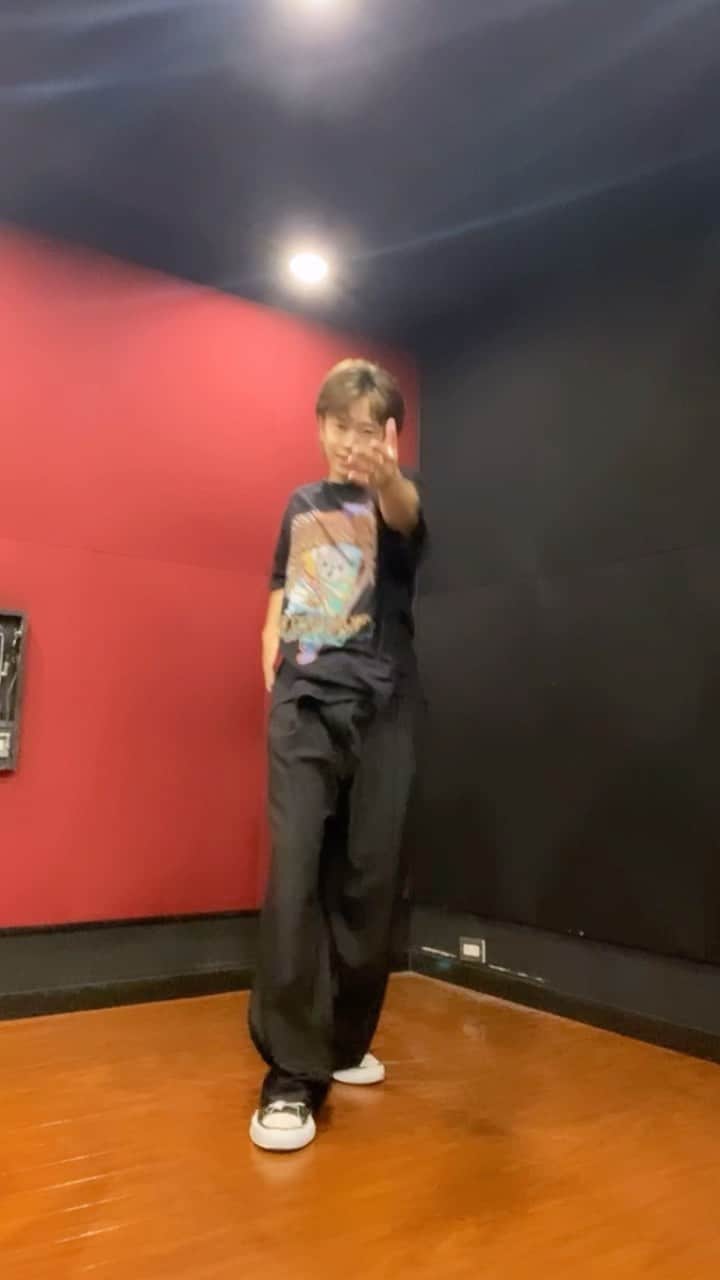 SHINのインスタグラム：「『Somebody's Pleasure』🍷🎻 DC : me  @azizhedraa   #shinchan_style #azizhedra #azizhedrasomebodyspleasure #indonesia #dance」