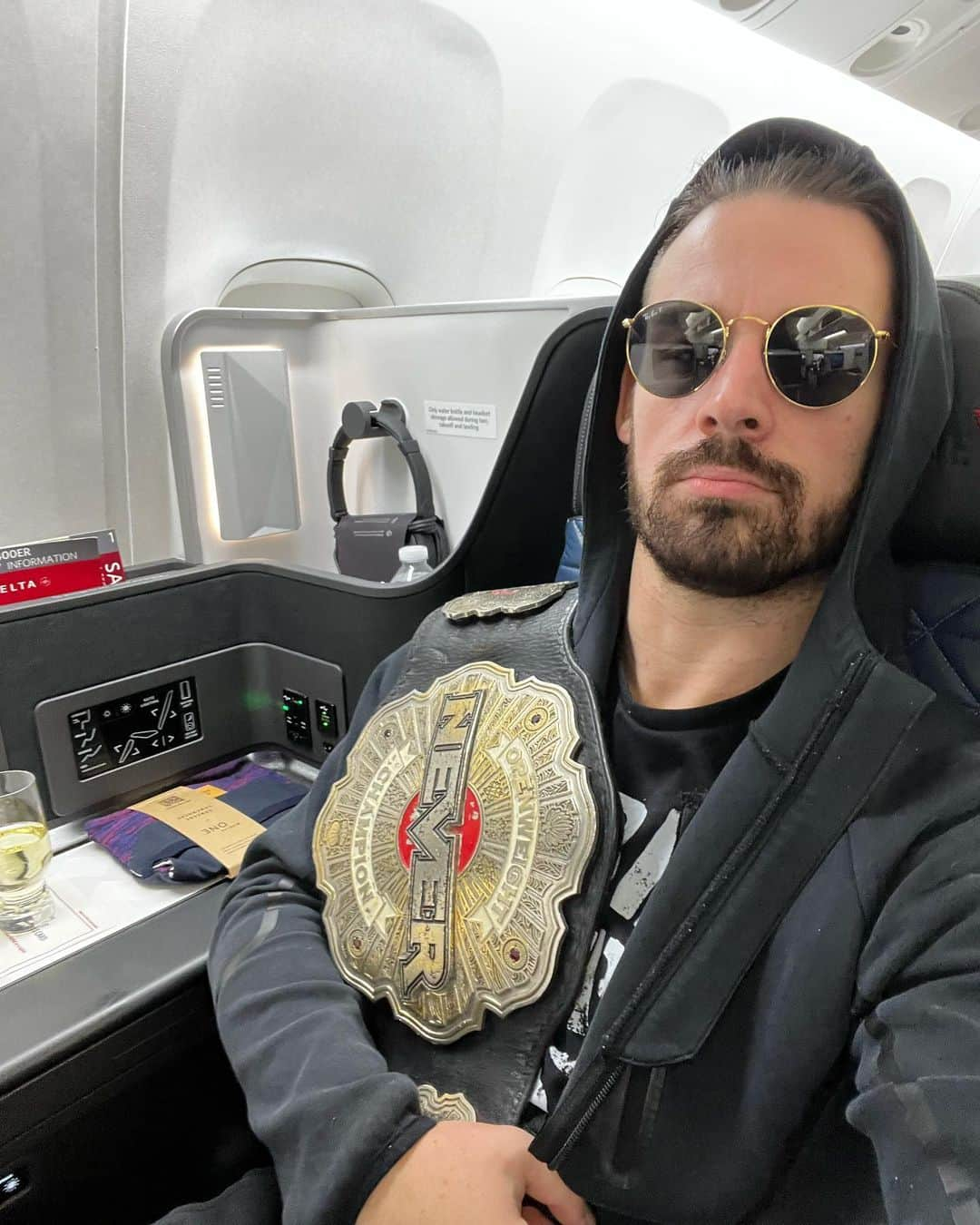 デビッド・フィンレーのインスタグラム：「First class only. I told y’all I don’t know struggle. The baddest man on the planet lays down when he flies.  • #BulletClub #TheRebel #BCWarDogs」