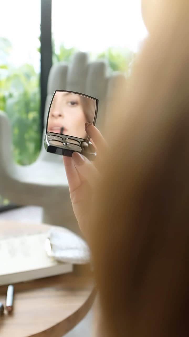 タリアナ・バルガスのインスタグラム：「Getting Ready w @chanel.beauty & @elauribe  La belleza va ligada con cuántas veces tu corazón palpita de amor 💋 @vqdangond」