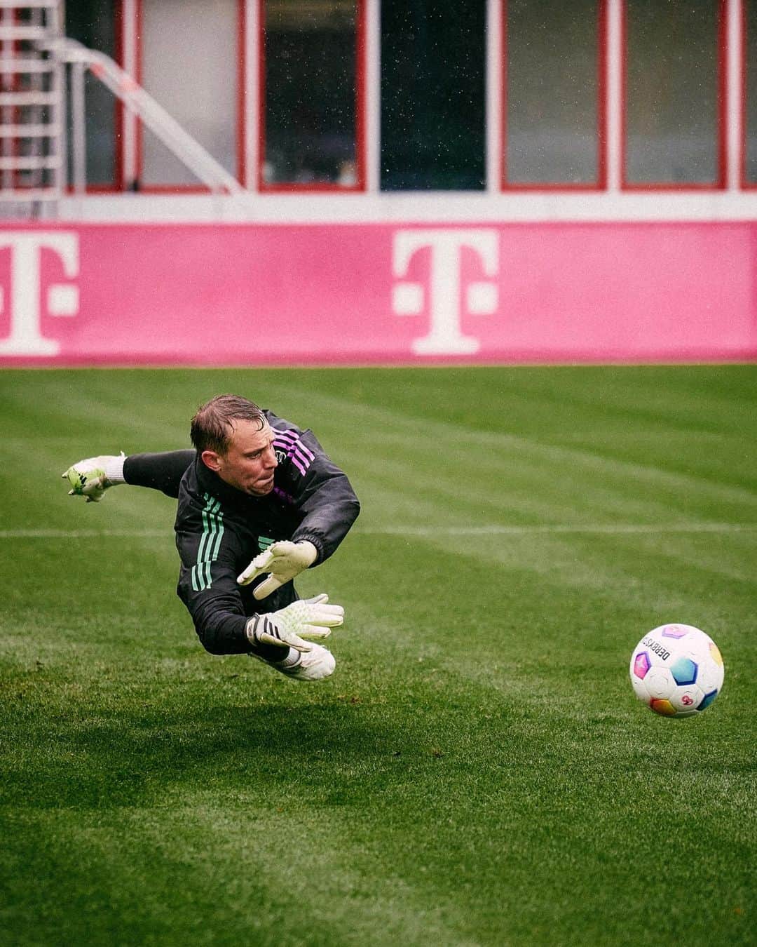 マヌエル・ノイアーのインスタグラム：「Monday: Back to work! 🧤⚽️」