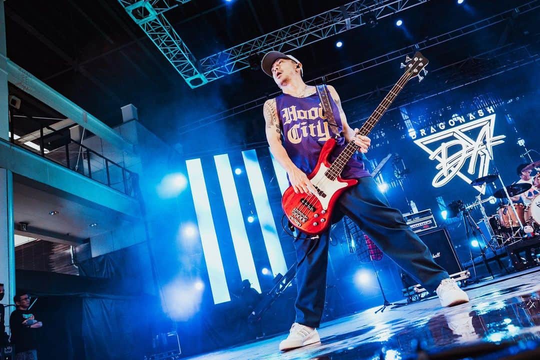 T$UYO$HIのインスタグラム：「. 個人的には初参戦の SWEET LOVE SHOWER 本番40分前くらいに 雷がズドーン！からの豪雨  約一時間押しで始まったLIVEにもかかわらず 客席でずっと待っててくれてありがとう 気合いの入ったLIVEでした  photo @shot.row   #dragonash #sweetloveshower」