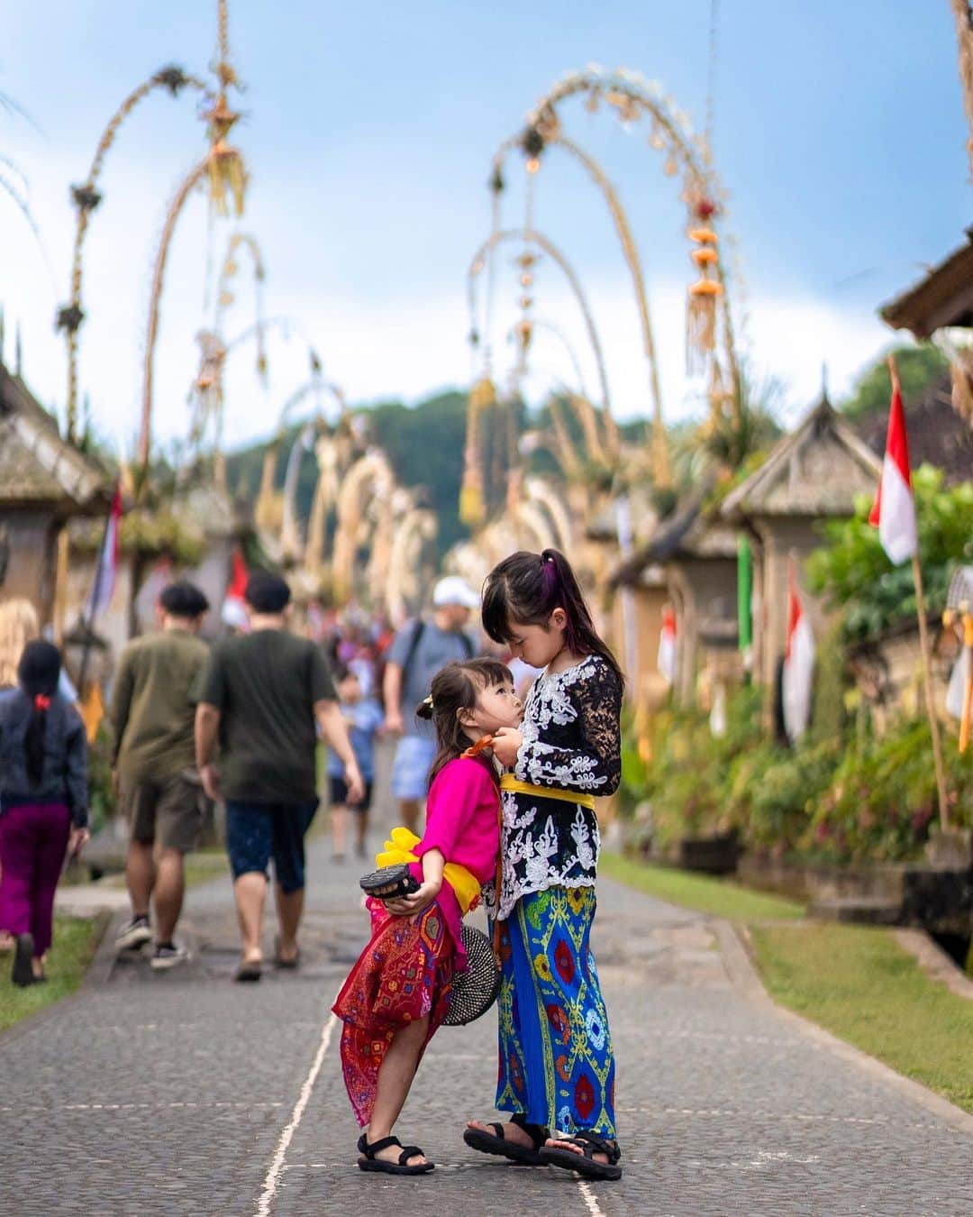 Kyooonのインスタグラム：「久しぶりに写真を📷  旅行ではなく、生活していると なかなかカメラを構える機会がないのだけれど‥ バリの風景が幼い頃の日本を思い出して懐かしくなります👨‍🦳 と父からの連絡が嬉しくて もっと写真を残したいなぁと改めて。  1.2.3『パンリプラン』 バリ島の伝統的な村。世界でも美しい村のひとつと言われるくらいバリ島で1番美しい村🌴  4.5『シークレットビーチ』 山の中を歩いた先にある、コバルトブルーの美しい海  6 『バリ島の可愛い三つ編み👧』 ビーチとかで声をかけてくれる三つ編みおばさん🤣の可愛い三つ編み♡  7『長女、初サーフィン』 クタビーチで初めてのサーフィン🏄‍♀️波に乗れてとっても楽しそうだった☺️ （写真は教えてくれたコーチが撮ってくれた）  8『ジンバランでお馬に🐴』 ジンバランに遊びに行ったらビーチを歩いてくれるお馬さんが！夕陽の時間で美しかった✨  生活も落ち着いてきたので もっと思い出を残そう☺️♡  #バリ島#バリ島移住#海外移住#子連れ移住#パンリプラン#クバヤ#姉妹ママ#4歳差姉妹#ママカメラ#sonya7siii#a7siii」