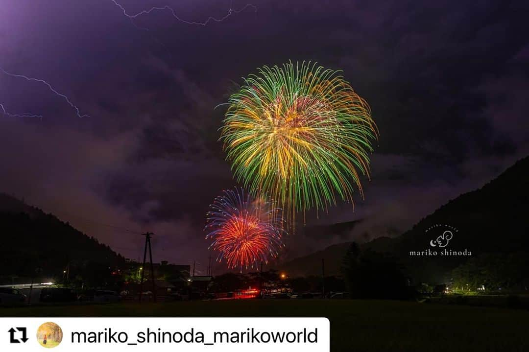 Gero City【下呂市公式アカウント】さんのインスタグラム写真 - (Gero City【下呂市公式アカウント】Instagram)「#Repost @mariko_shinoda_marikoworld with @use.repost ・・・ ・　　　　　　　　　　　　　　　　　　 ・　　　　　　　　　　　　　　　　　　　 ・　　　　　　　　　　　　　　　　　　　　 〜 呼応する 〜  　　mariko 　　#篠田写真事務所  山と空と 山と山と 山と人と 呼応し合う花火でした  初めて観に行った、岐阜県馬瀬川大花火　　 山にこだまする花火の轟く音と光に　　　　 感動の涙が🧡　　　　　　　　　　　　　　 とんでもない雷雨でしたが、運営や駐車場、花火大会に携わる方々に感謝しかありません。 心より、御礼申し上げます。  •#marikoworld #canonr6 #5dmarkiv #my_eos_photo #本日のyoureos #anaタビキブン #ana #igjapan #nationalgeographic #岐阜県 #下呂市 #馬瀬川大花火 #日本で最も美しい村 #gerostagram #岐阜県インスタ部 #写真教室やってます #篠田真理子photolesson」8月28日 21時23分 - gerostagram