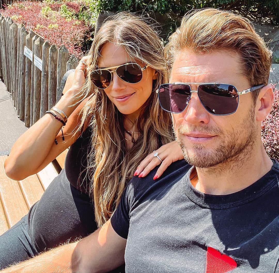 ジャナ・クレイマーのインスタグラム：「I love loving you @superiorstriker ♥️….even more so when you hate taking selfies 😂」