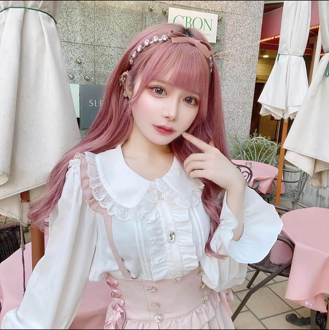 Yuupyonのインスタグラム：「🎀🤍👶🏻🩷 ⁡ ⁡ 新ブランドのPal elfy(パルエルフィー) @palelfy_official  のスペシャル量産セット🎀 ぴょんはブラウス白、スカートピンクにしたよ₍ᐢ.ˬ.ᐡ₎ ⁡ ボタンがキラキラなのもスカートの横もリボンになってて 超可愛い！1番お気に入りなのはセットで着ると 肩の部分が3段フリルになる所なんだよね😣🩷 ⁡ 9/6(水)12:00〜 ZOZOTOWNで発売されるよ👍🏻 これから絶対流行るブランドだから要チェックだね〜 ⁡ ⁡ ⁡ #pr#palelfy#パルエルフィー#palelfy_pr#パルコーデ#量産#地雷#量産型ヲタク#量産型コーデ#ピンク#ピンクコーデ#キラキラ#オタク女子#オタクコーデ#夏服#秋服#ブラウス」