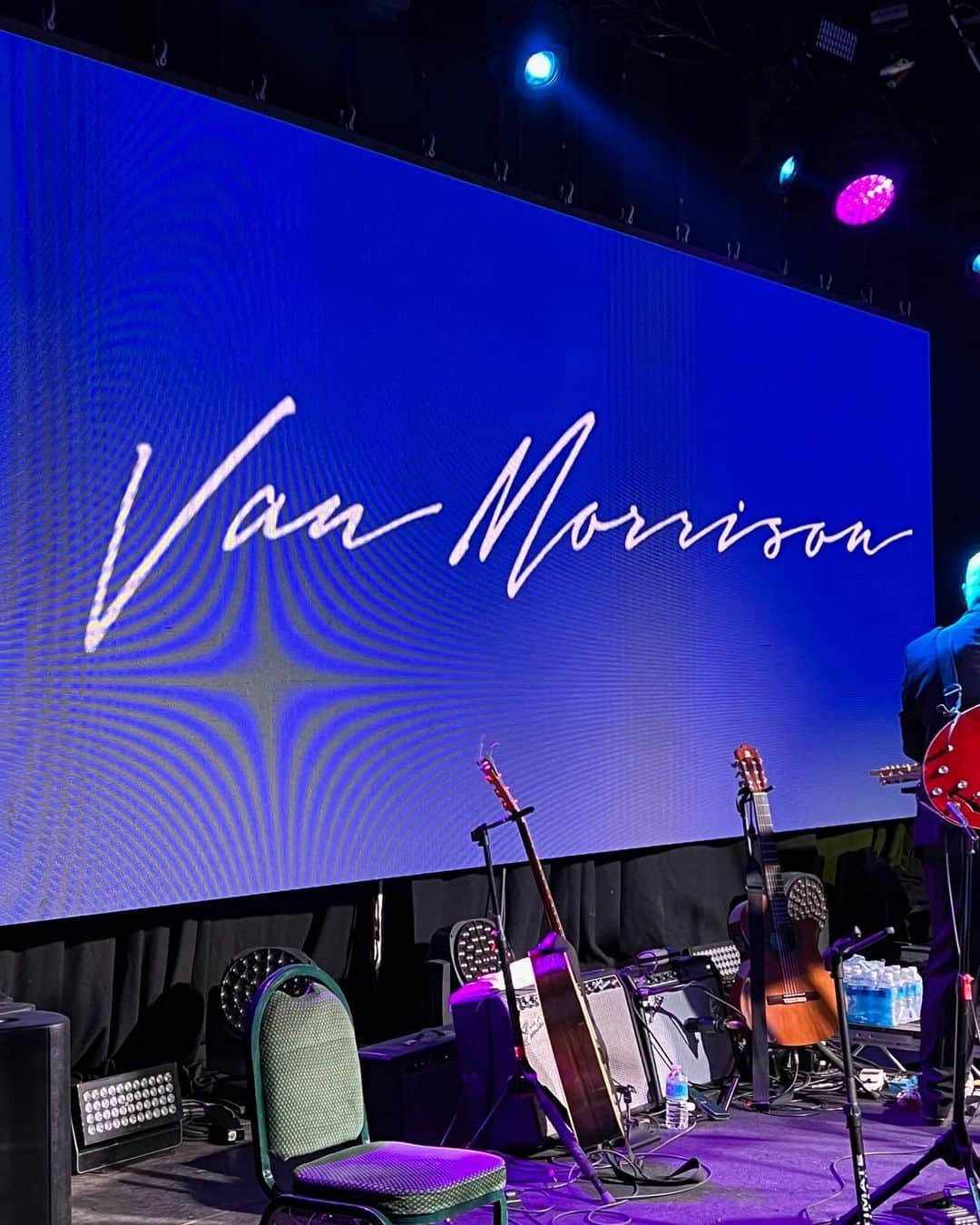 ロン・ウッドさんのインスタグラム写真 - (ロン・ウッドInstagram)「What a great night with @vanmorrisonofficial! Also lovely to be on stage with our friend @chrisfarlowethefilm 🎸❤️Loved it!」8月28日 21時25分 - ronniewood