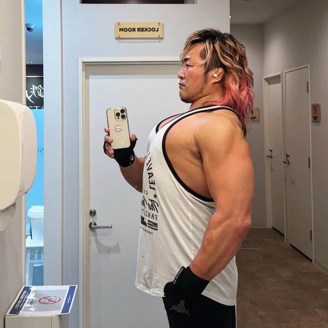 棚橋弘至さんのインスタグラム写真 - (棚橋弘至Instagram)「#胸トレ #chestday   インクラインから始めたので、胸上部きてる。鳩胸🐦」8月28日 21時25分 - hiroshi_tanahashi