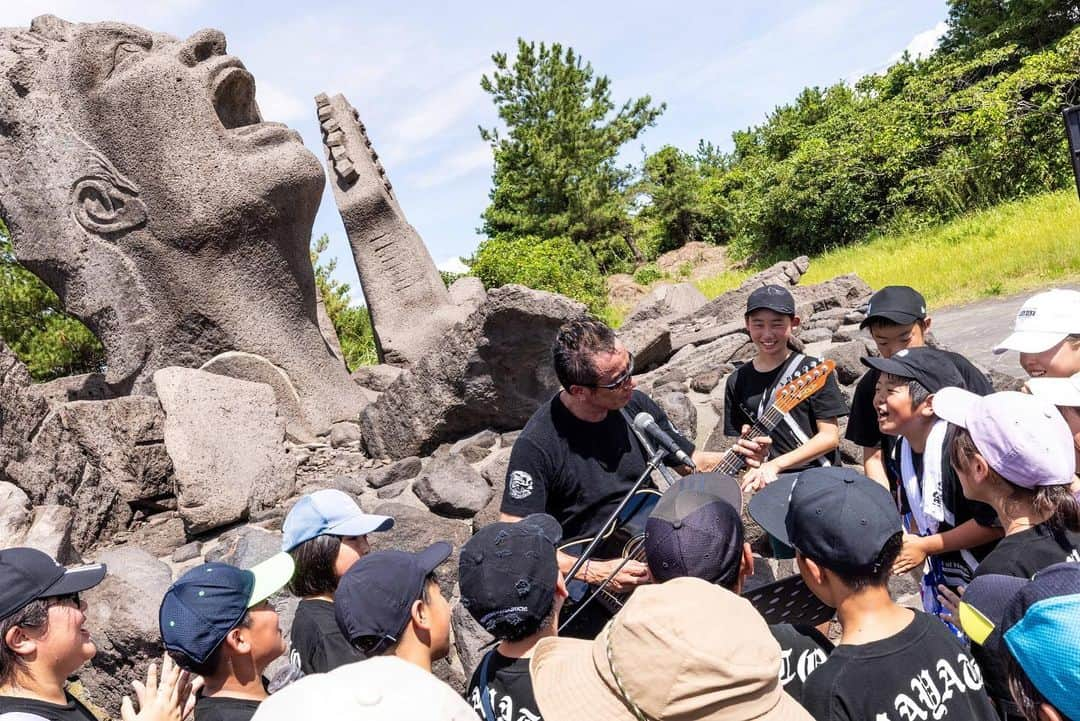 長渕剛のインスタグラム：「. 自然塾最終日は一行、桜島へ向かった。 19年前、命をかけた場所へ。  子供たちは俺に手紙を読んでくれた。 あの子たちの瞳は忘れない。  そして俺が幼い時、親父がバイクで連れてってくれた両棒餅屋さんに行きいっしょに食べた。 お別れが悲しいな。  thanks📸 @hayato_ichihara  #長渕剛 #nagabuchitsuyoshi #長渕剛自然塾 #鹿児島 #kagoshima  #桜島 #さけびの肖像  #桜島フェリー #両棒餅」