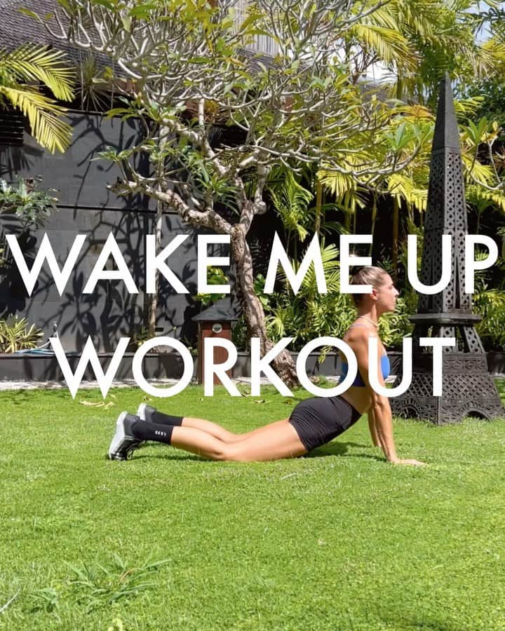 Amanda Biskのインスタグラム：「WAKE ME UP WORKOUT 🥱 Here’s a goodie for when you first roll out of bed and want to feel ready to tackle your day ahead!  6min Rounds x2  45sec ON | 15sec REST between  ▪️1. SLIDE TO UP DOG PUSH UP - Keep your belly button pulled in & shoulders away from your ears  ▪️2. SUMO SQUAT KNEE DROP - Keep your knees rolling out in the squat & press through the front heel in the lunge  ▪️3. SINGLE LEG HIP LIFT KICK OUT - Roll your shoulders back & chest up - 45sec on each side  ▪️4. SIDE PLANK CRUNCH TO PIKE - Push down firmly with your forearm, especially when pushing back to pike - 45sec on each side  Move slowly & with purpose. These exercises help to improve mobility & activate key muscles like the abdominals & glutes to help encourage better movement throughout the day 💪🏼 #morningworkout #homeworkout  ab♥️x  Wearing: @lskd - AMANDA15 for 15% off 💙 Music: Distant Memories (Otherwise Fine Remix) - Attom」