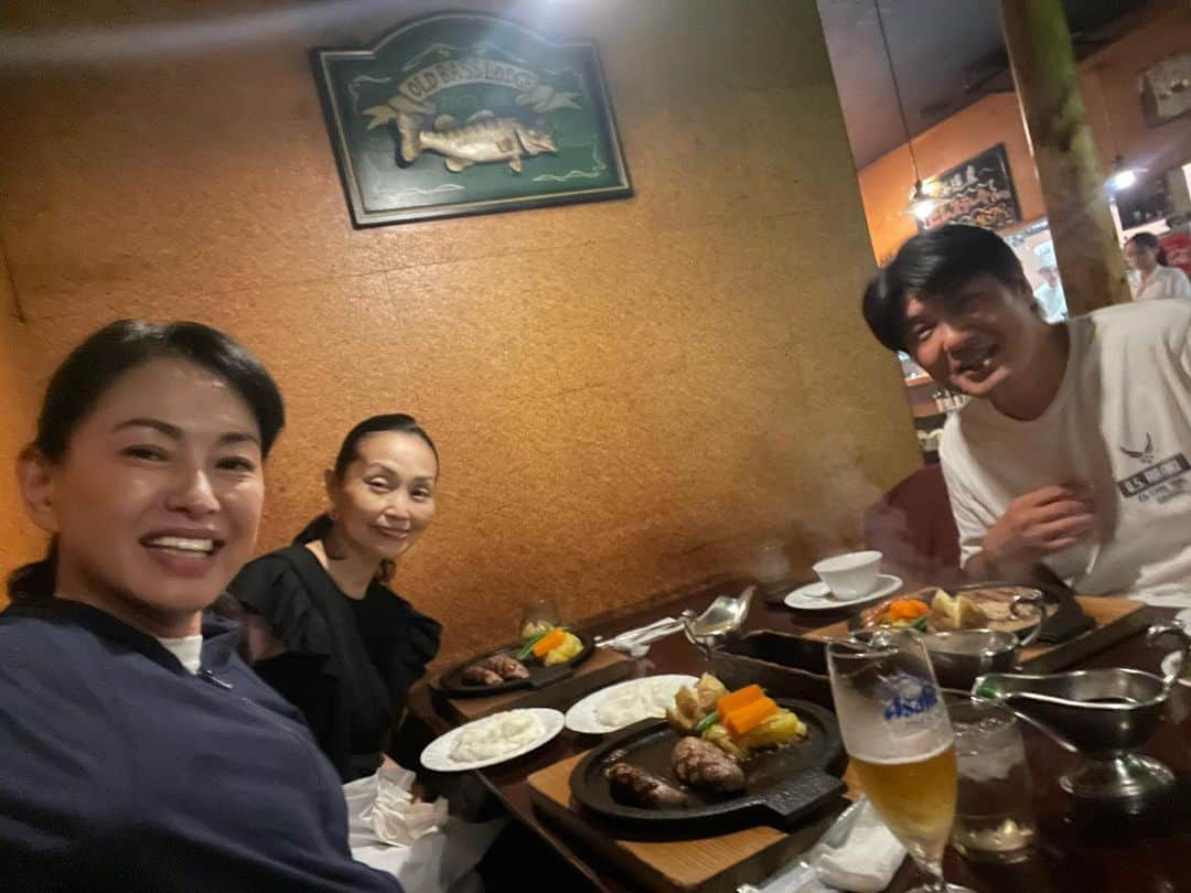 田中美奈子さんのインスタグラム写真 - (田中美奈子Instagram)「ちーちゃん初のスクーリングを祝して乾杯🍻#夏期スクーリング #夏期スクーリング日記 #大学生ママ #初参戦 #ママは大学生 #ママ友と一緒に #勉強の後は #勉強の後はビールがうまい #夫婦で学生 #ハンバーグ頂きました #通信教育部 #通信教育生 #japaneseactresses#sodaigram」8月28日 21時35分 - tanakaminako0912