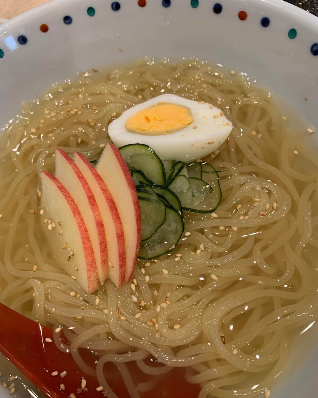 前田美順のインスタグラム：「. . . . 食べたものシリーズ。 . #焼肉熊一 冷麺ランチ。冷麺の様子は変わってたけど、やぱ美味しかった👍 . #かつ美食堂  馬ホルモン煮込み。いっつもお客さん多いけど、並んででも食べたい。最近朝のテレビで出ちゃってたから、またお客さん増えるんだろーなー。 . #ガブリピーチフラペチーノ🍑  がぶりだった。 . #outbacksteakhouse  肉🍖ーーー！！！だよね。肉大好き。 なんだっけ？蟹？とか他のもあったんだけど、写真よりも食べちゃうが勝つ。 . #bikini  小学校からのお友達（ちょーレア友）とスペイン料理を。パエリア食べたくて。だけど、肉見たら肉も。女2人でもりもり食べた、喋った、最高だった。 . #越後へぎそば橘屋  小4女子が推す蕎麦屋さん。 寝てる息子を抱っこしながらでもすすった。店出て、そばーと泣かれた。ごめん。 . #味道楽 ちょーーー久しぶりに。がっつり。 息子とシェアだけど、ほぼ食べた。 . #乳菓子屋 丸ごとピーチ🍑やばかった。 . . #以上です」