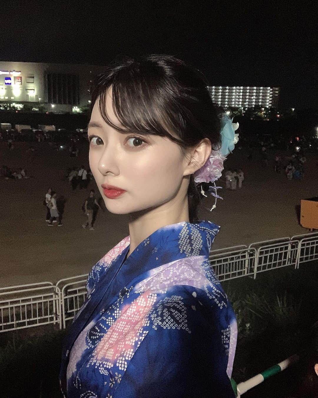 川村まりのインスタグラム：「４年ぶりに浴衣着たよ👘💙  夏終わるのやだなぁ🎆 まだ手持ち花火できてないよ、、  #伊丹花火大会 #花火大会#浴衣ヘアアレンジ #浴衣#ゆかた女子 #浴衣ヘア#浴衣デート#浴衣ヘアセット#夫婦デート」