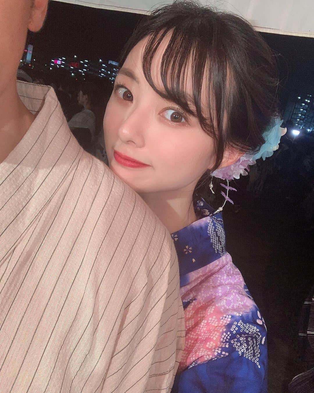 川村まりさんのインスタグラム写真 - (川村まりInstagram)「４年ぶりに浴衣着たよ👘💙  夏終わるのやだなぁ🎆 まだ手持ち花火できてないよ、、  #伊丹花火大会 #花火大会#浴衣ヘアアレンジ #浴衣#ゆかた女子 #浴衣ヘア#浴衣デート#浴衣ヘアセット#夫婦デート」8月28日 21時36分 - marimari725