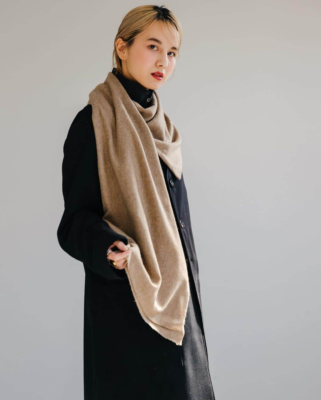 ノアファーさんのインスタグラム写真 - (ノアファーInstagram)「23AW Detachable cashmere stole coat ボタンで取り外し可能なカシミヤストールの付いたウールギャバジンノーカラーコート。春秋の暖かい時期はノーカラーコートとして着用し、寒くなってきたらストールを取り付けて着用する2wayデザインなので、春秋冬と長いシーズン活躍してくれる1着。 巻き方も様々なアレンジが可能なので、自分だけの巻き方を見つけて楽しんで欲しい。 ブラック×ブラックでは無く、ブラック×ベージュにしたのが今シーズンらしくもあり上質な雰囲気が漂う。  #noirfr #23aw」8月28日 21時30分 - noirfr