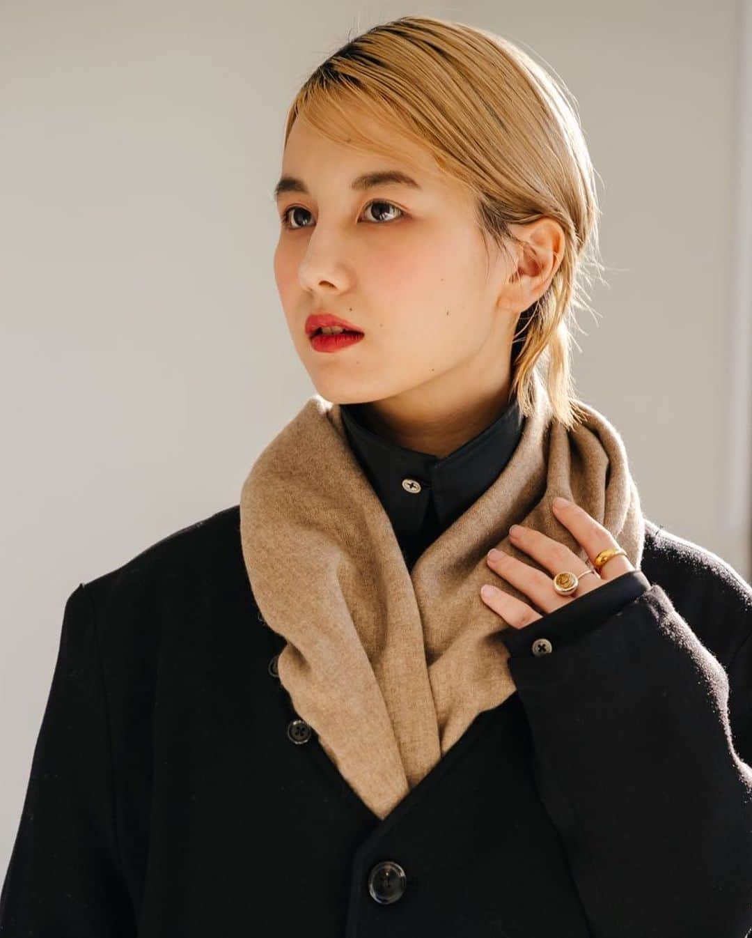 ノアファーさんのインスタグラム写真 - (ノアファーInstagram)「23AW Detachable cashmere stole coat ボタンで取り外し可能なカシミヤストールの付いたウールギャバジンノーカラーコート。春秋の暖かい時期はノーカラーコートとして着用し、寒くなってきたらストールを取り付けて着用する2wayデザインなので、春秋冬と長いシーズン活躍してくれる1着。 巻き方も様々なアレンジが可能なので、自分だけの巻き方を見つけて楽しんで欲しい。 ブラック×ブラックでは無く、ブラック×ベージュにしたのが今シーズンらしくもあり上質な雰囲気が漂う。  #noirfr #23aw」8月28日 21時30分 - noirfr