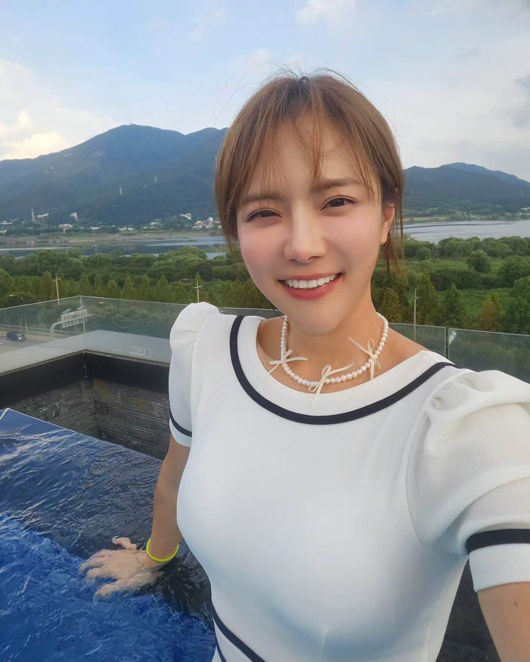 ユ・ハナのインスタグラム：「피로가 불러온 억지웃음의 셀카..😭 그래도 여기 사우나의 탄산탕과 워터파크 야외뷰는 우루사급」