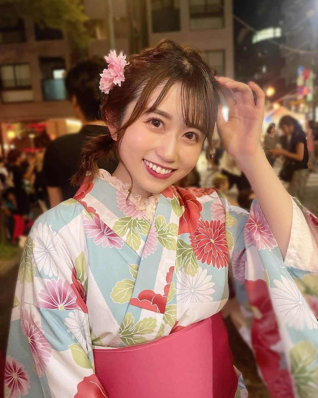 有川結女さんのインスタグラム写真 - (有川結女Instagram)「初の浴衣ライブ楽しかったなあ💗 浴衣姿どうだったかな？💭 写真はライブの終わりにメンバーとお祭り行った時の🫶楽しい思い出が増えた🫧  #アイドル #ライブ #アイドル衣装 #浴衣 #浴衣女子 #浴衣ヘアアレンジ#夏祭り #麻布十番祭り #fashion #fyp」8月28日 21時34分 - yume_arikawa0804