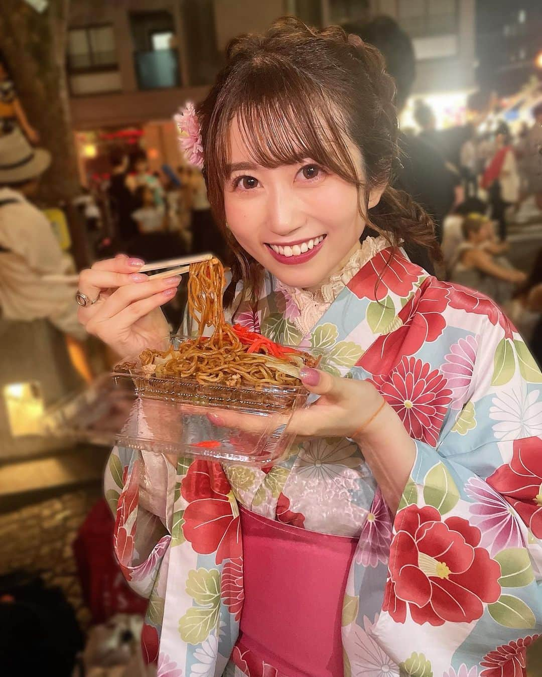 有川結女さんのインスタグラム写真 - (有川結女Instagram)「初の浴衣ライブ楽しかったなあ💗 浴衣姿どうだったかな？💭 写真はライブの終わりにメンバーとお祭り行った時の🫶楽しい思い出が増えた🫧  #アイドル #ライブ #アイドル衣装 #浴衣 #浴衣女子 #浴衣ヘアアレンジ#夏祭り #麻布十番祭り #fashion #fyp」8月28日 21時34分 - yume_arikawa0804