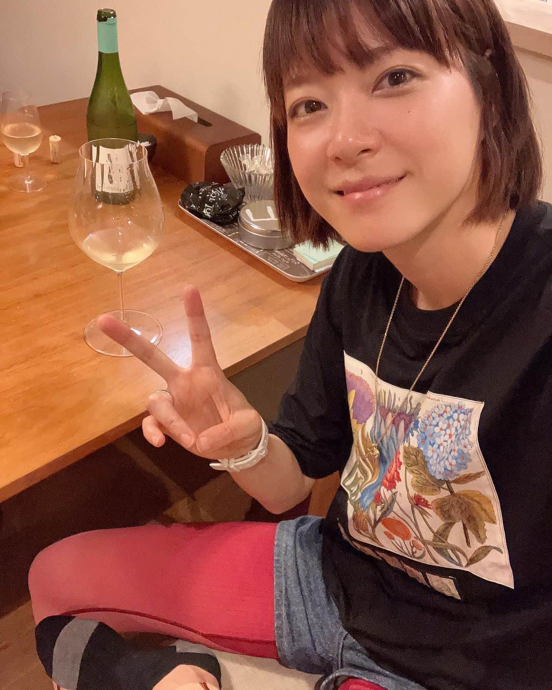 上野樹里さんのインスタグラム写真 - (上野樹里Instagram)「明日は舞台稽古休みなので一杯だけ🍷 みなさんも、お仕事おつかれちゃんデス👼  のだめ稽古。学生時代が短かった私にとって再び青春😊大学のサークルってこんな感じ？いや、プロだから歌もダンスも心意気も激アツ＆レベル高し❗️みんなの演技見て涙ぐみ、思わず拍手してしまいます👏竹中直人さんのミルヒーは、ほぼ全員笑を堪え切れません。笑 ミュージカルの稽古、自分は初心者だから🔰小さいマリオが参加してる感🍄。。きのこ食べてがんばりマス❣️💪フジTVのだめ再放送‼️9月13日〜9月28日11話。15日と土日は除きます。時間は14時48分〜15時45分デスヨ〜❤️」8月28日 21時39分 - _juri_art_