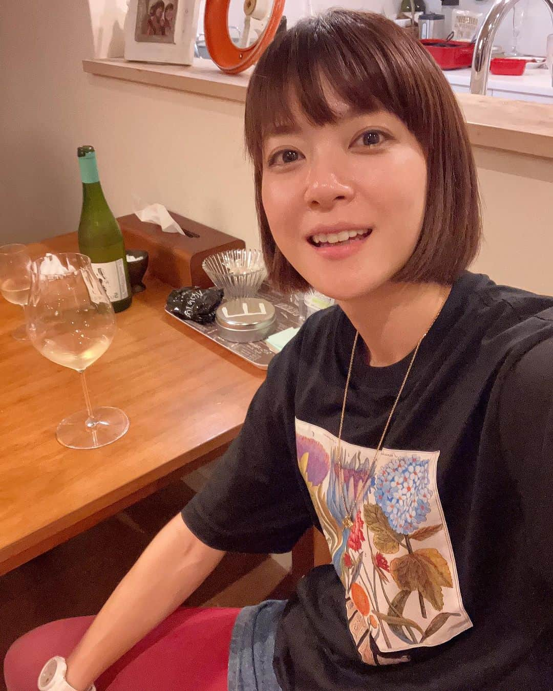 上野樹里さんのインスタグラム写真 - (上野樹里Instagram)「明日は舞台稽古休みなので一杯だけ🍷 みなさんも、お仕事おつかれちゃんデス👼  のだめ稽古。学生時代が短かった私にとって再び青春😊大学のサークルってこんな感じ？いや、プロだから歌もダンスも心意気も激アツ＆レベル高し❗️みんなの演技見て涙ぐみ、思わず拍手してしまいます👏竹中直人さんのミルヒーは、ほぼ全員笑を堪え切れません。笑 ミュージカルの稽古、自分は初心者だから🔰小さいマリオが参加してる感🍄。。きのこ食べてがんばりマス❣️💪フジTVのだめ再放送‼️9月13日〜9月28日11話。15日と土日は除きます。時間は14時48分〜15時45分デスヨ〜❤️」8月28日 21時39分 - _juri_art_