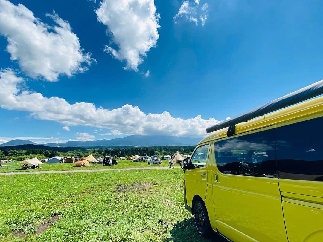 市川ヒロシのインスタグラム：「人生2度目の ふもとっぱらキャンプ場に 行ってきた  #キャンプ #キャンプ飯 #ハイエース #車中泊」