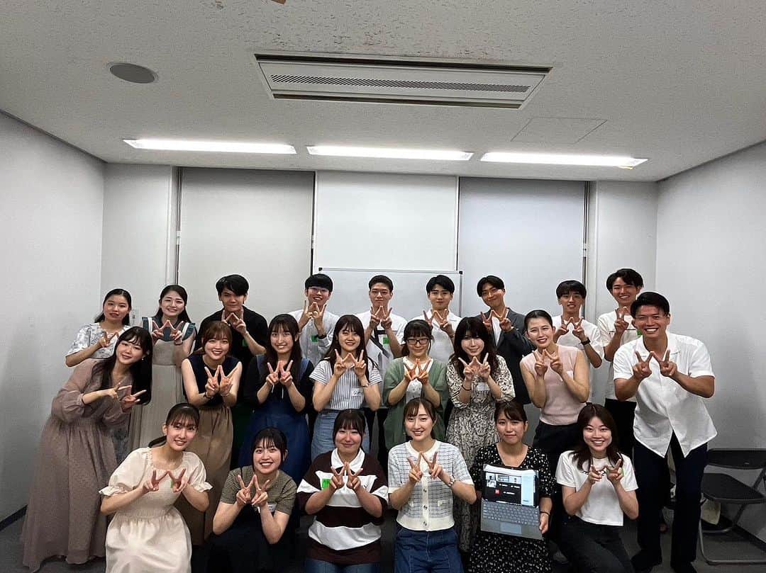 野沢春日のインスタグラム：「2023.08.28 Mon 早稲田大学アナウンス研究会の皆さんと。(^^) アナウンサーを目指す人、声を仕事にしたい人、テレビ業界に興味がある人、色んな学生さんから質問も貰いながら、とても有意義な講演でした。 こういうのって、私の方が勉強させられて元気貰えるんですね。 みんな夏休みの貴重な時間を使ってくれて本当にありがとう。(^^)  #早稲田大学 #早稲田大学アナウンス研究会  #アナウンサー講演会」