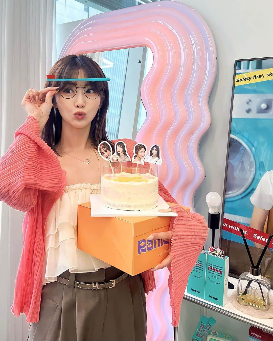 一木美里さんのインスタグラム写真 - (一木美里Instagram)「夢のケーキ🥹🪥🩷🧁💕 @laundryou_jp のオフィスへ🏢 歯ブラシのような見た目のブラシで毛穴をスッキリ洗い上げるクレンジングで話題のブランド。クッションファンデやバスボムも新発売したので使うのが楽しみです🌷🫶🏻💕  감사합니다🫶🏻 @xoxo_jian nim✨✨✨  #laundryou#ランドリーユー#韓国コスメ#韓国スキンケア#クリーンビューティー」8月28日 21時41分 - misato_ichiki