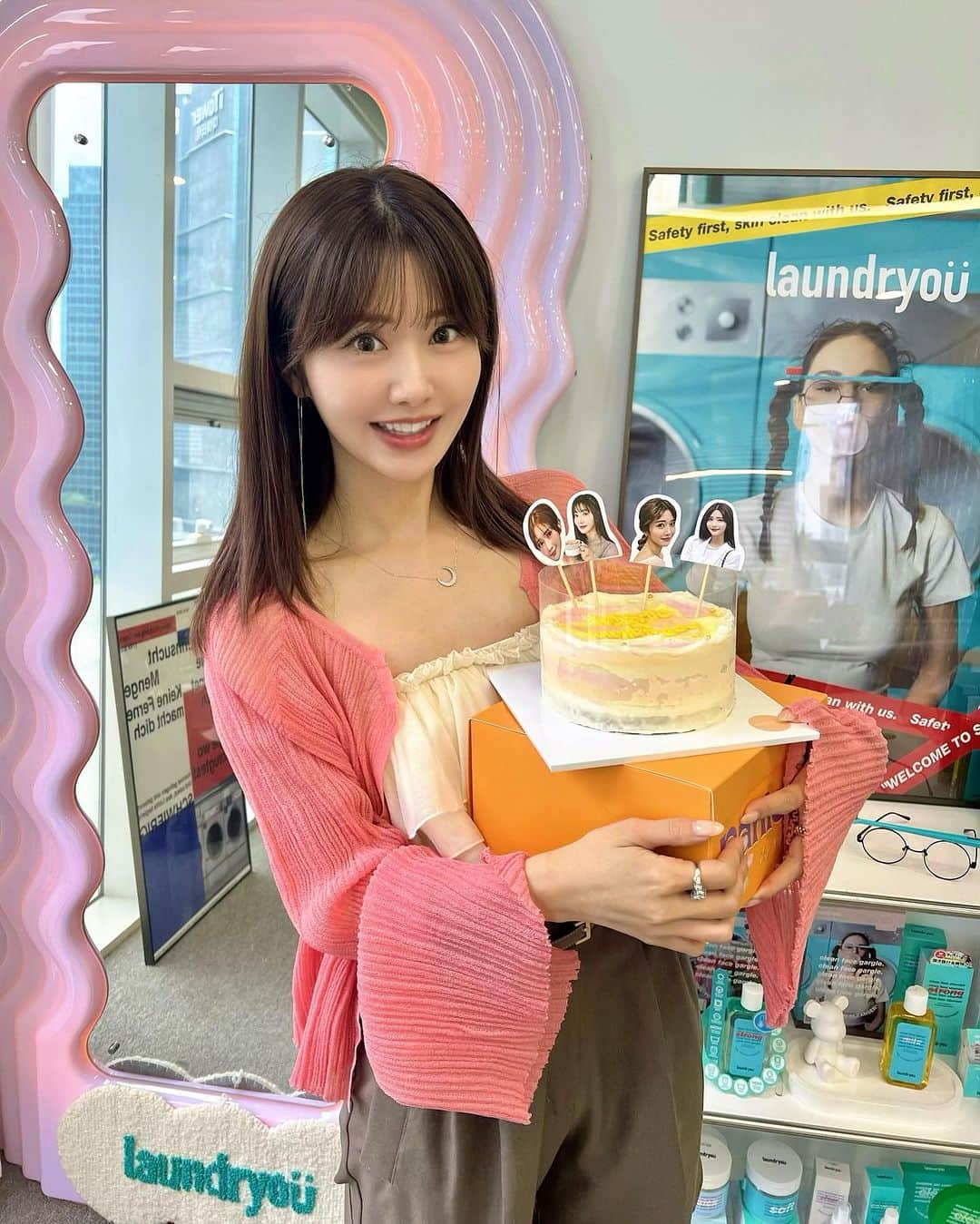 一木美里さんのインスタグラム写真 - (一木美里Instagram)「夢のケーキ🥹🪥🩷🧁💕 @laundryou_jp のオフィスへ🏢 歯ブラシのような見た目のブラシで毛穴をスッキリ洗い上げるクレンジングで話題のブランド。クッションファンデやバスボムも新発売したので使うのが楽しみです🌷🫶🏻💕  감사합니다🫶🏻 @xoxo_jian nim✨✨✨  #laundryou#ランドリーユー#韓国コスメ#韓国スキンケア#クリーンビューティー」8月28日 21時41分 - misato_ichiki