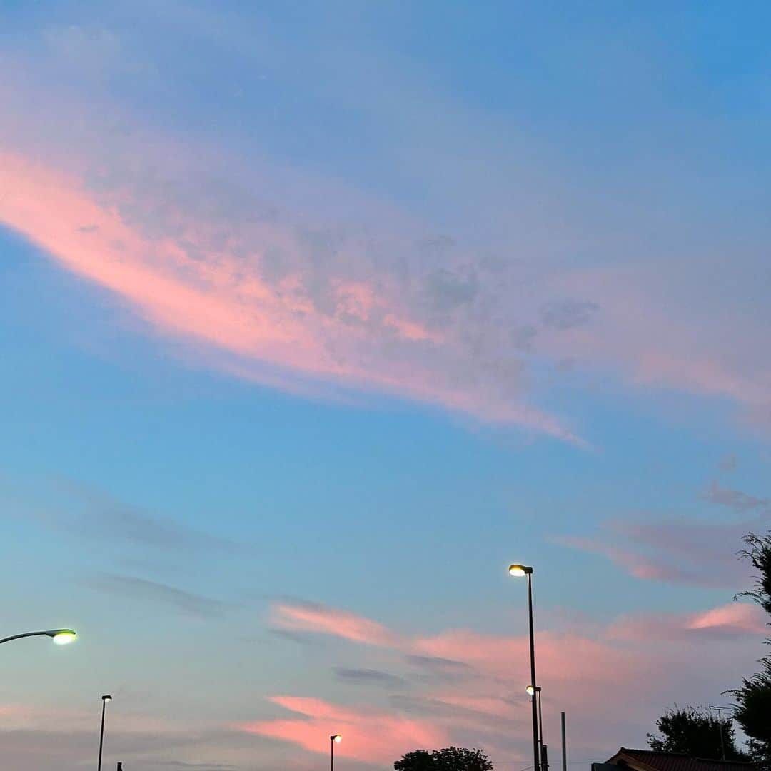 純名里沙のインスタグラム：「空がピンクに染まったら、 外に駆け出して 一番好きな色の雲を探します  ほんのひとときの、、 美しい空のアート  空からのプレゼント いただきました🤲✨  #少しずつ #秋めいて来ました #夕空 #マジックアワーの空 #マジックアワー #空のアート #今日もありがとう✨」