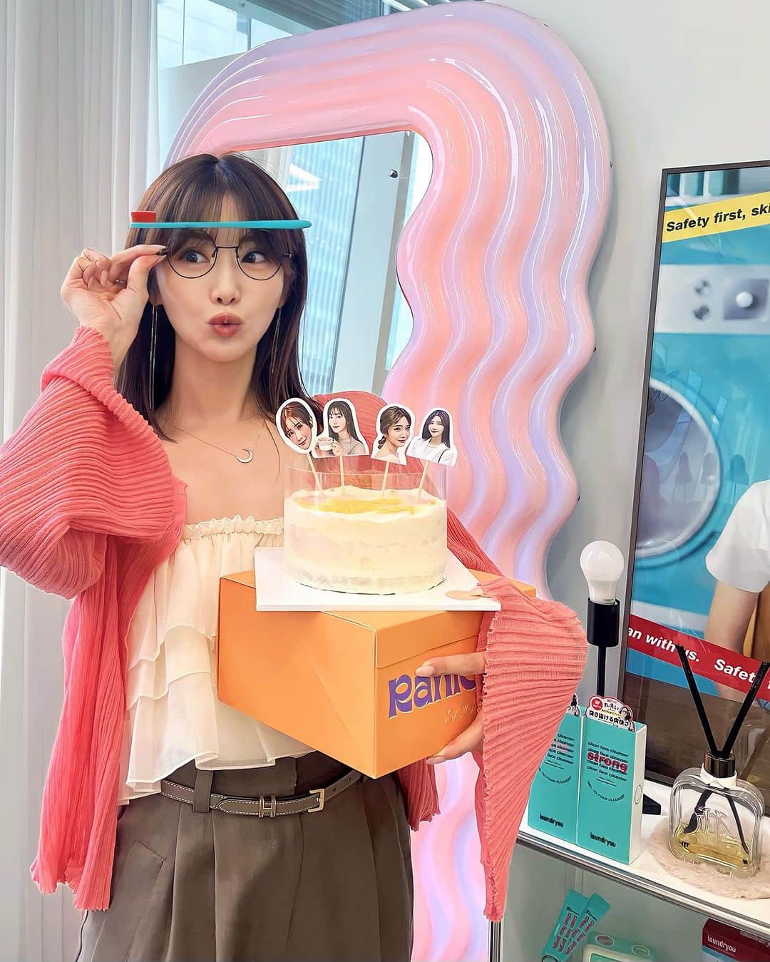 一木美里のインスタグラム：「夢のケーキ🥹🪥🩷🧁💕 @laundryou_jp のオフィスへ🏢 歯ブラシのような見た目のブラシで毛穴をスッキリ洗い上げるクレンジングで話題のブランド。クッションファンデやバスボムも新発売したので使うのが楽しみです🌷🫶🏻💕  감사합니다🫶🏻 @xoxo_jian nim✨✨✨  #laundryou#ランドリーユー#韓国コスメ#韓国スキンケア#クリーンビューティー」